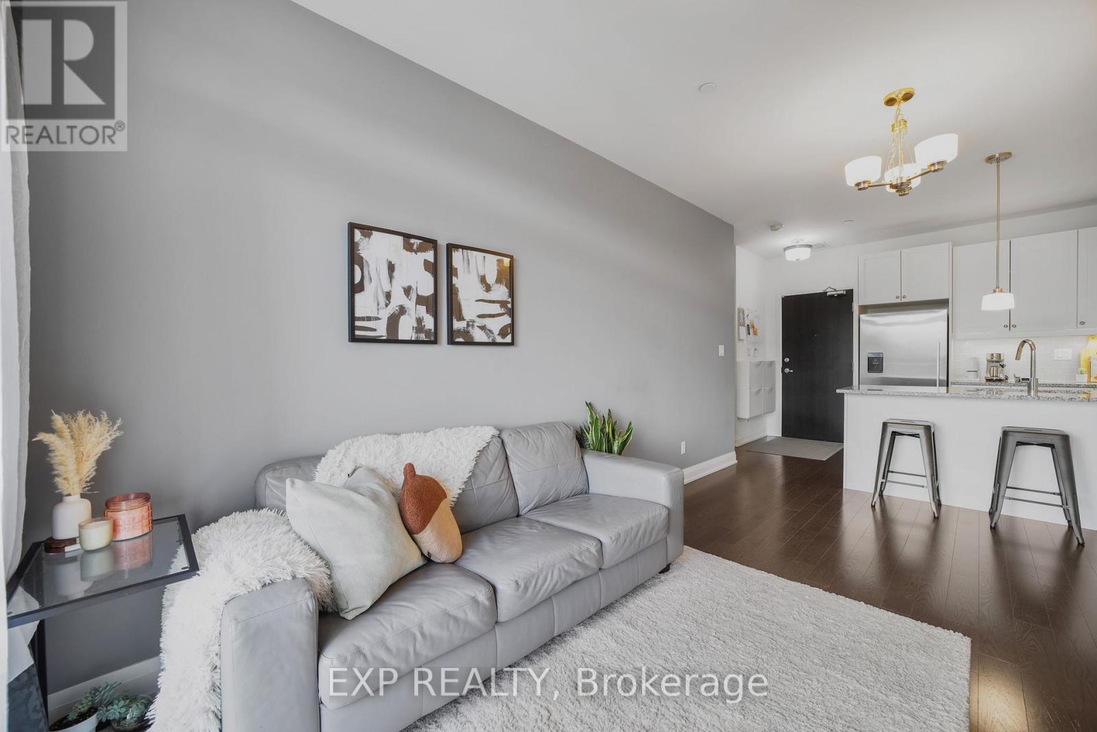 Photo 4 of 602 A 15277 Yonge Street, Aurora ON