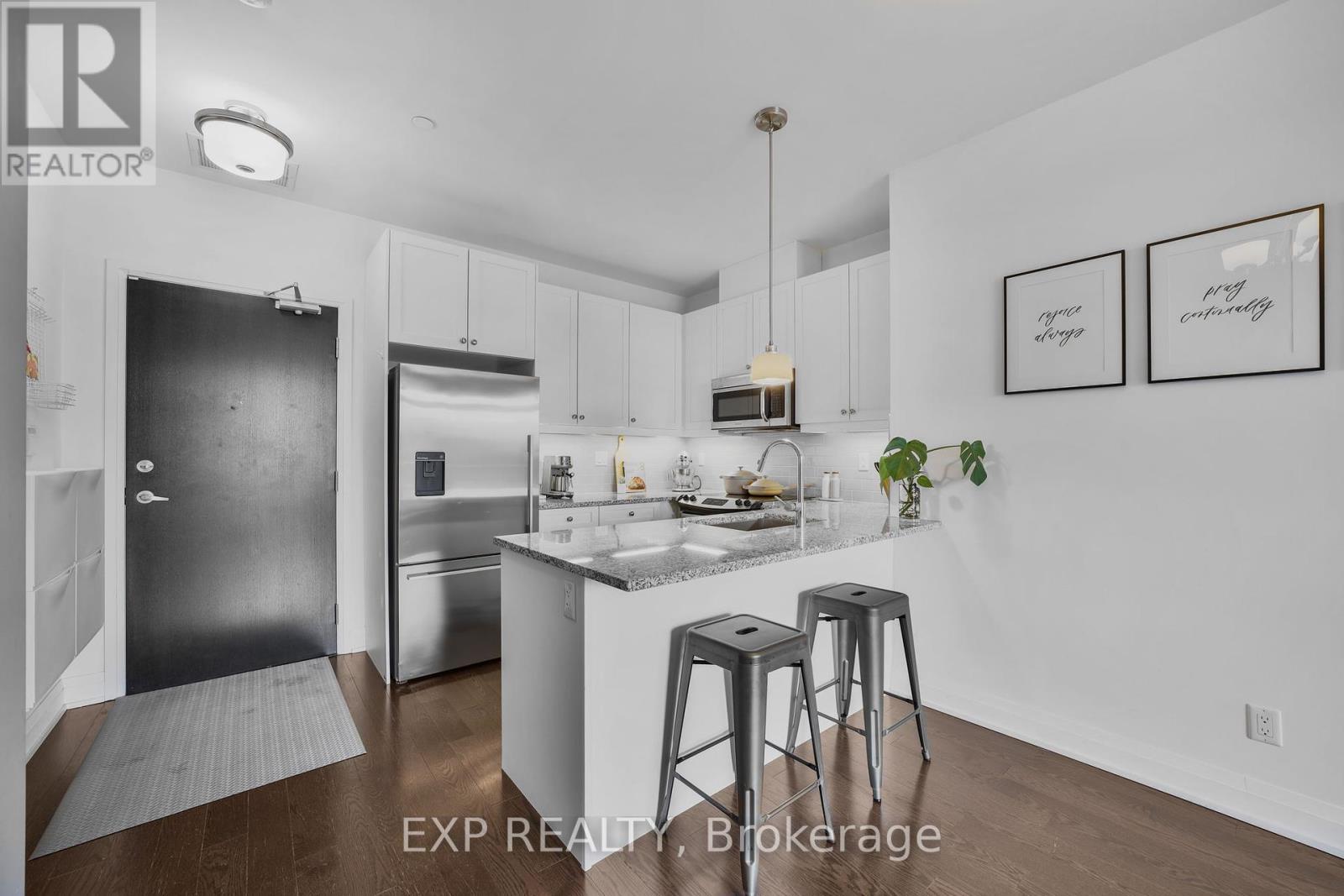 Photo 5 of 602 A 15277 Yonge Street, Aurora ON