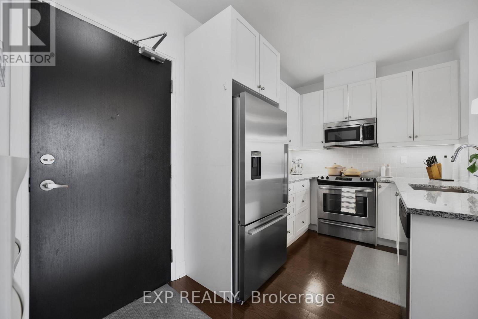 Photo 7 of 602 A 15277 Yonge Street, Aurora ON