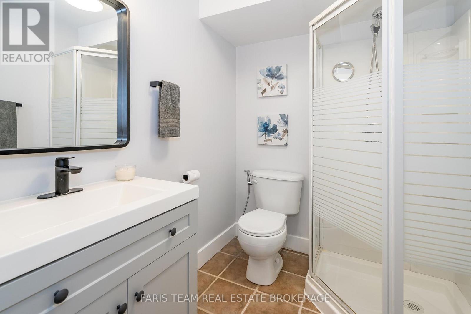 Photo 4 of 16 Athabaska Road, Barrie ON