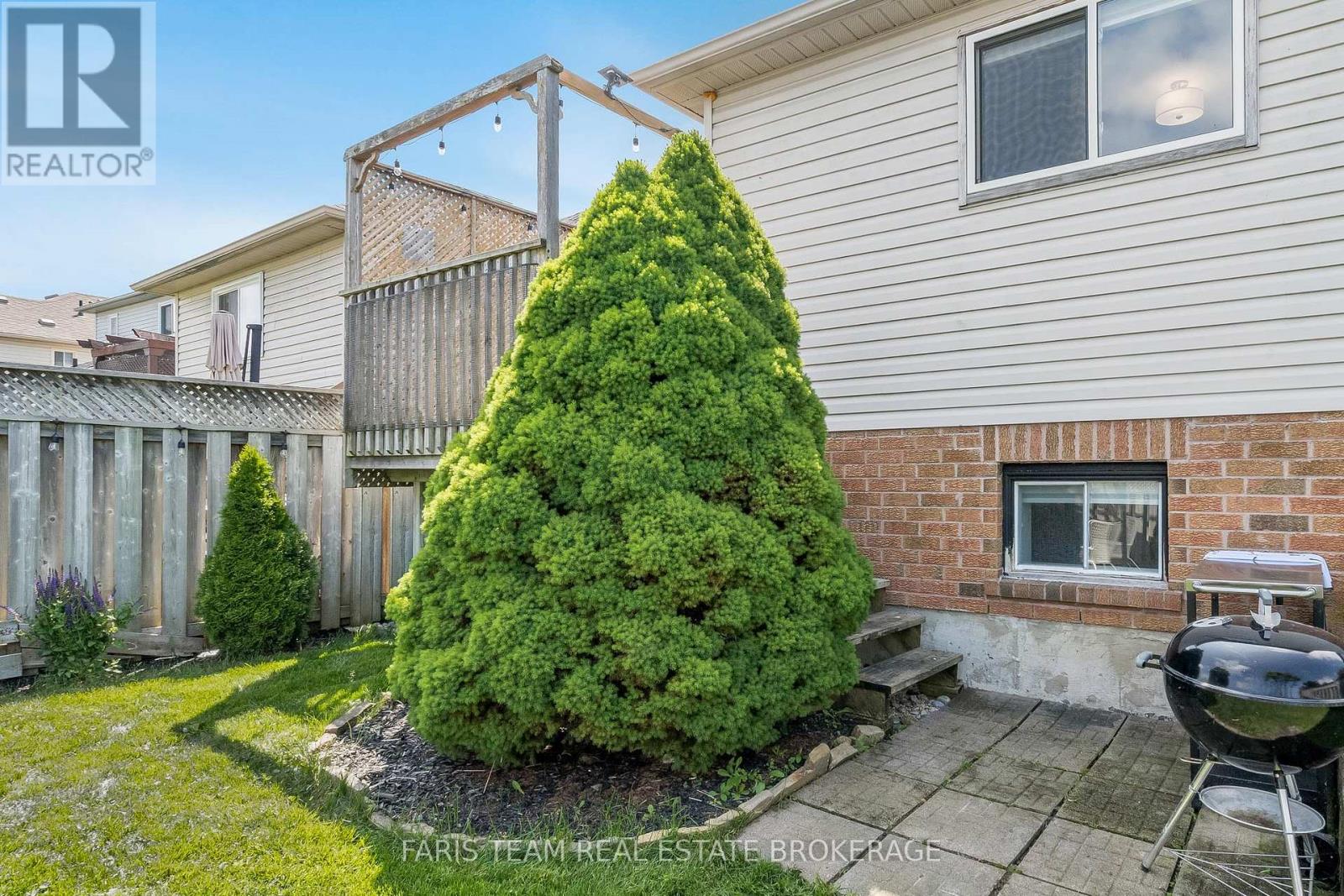 Photo 11 of 16 Athabaska Road, Barrie ON