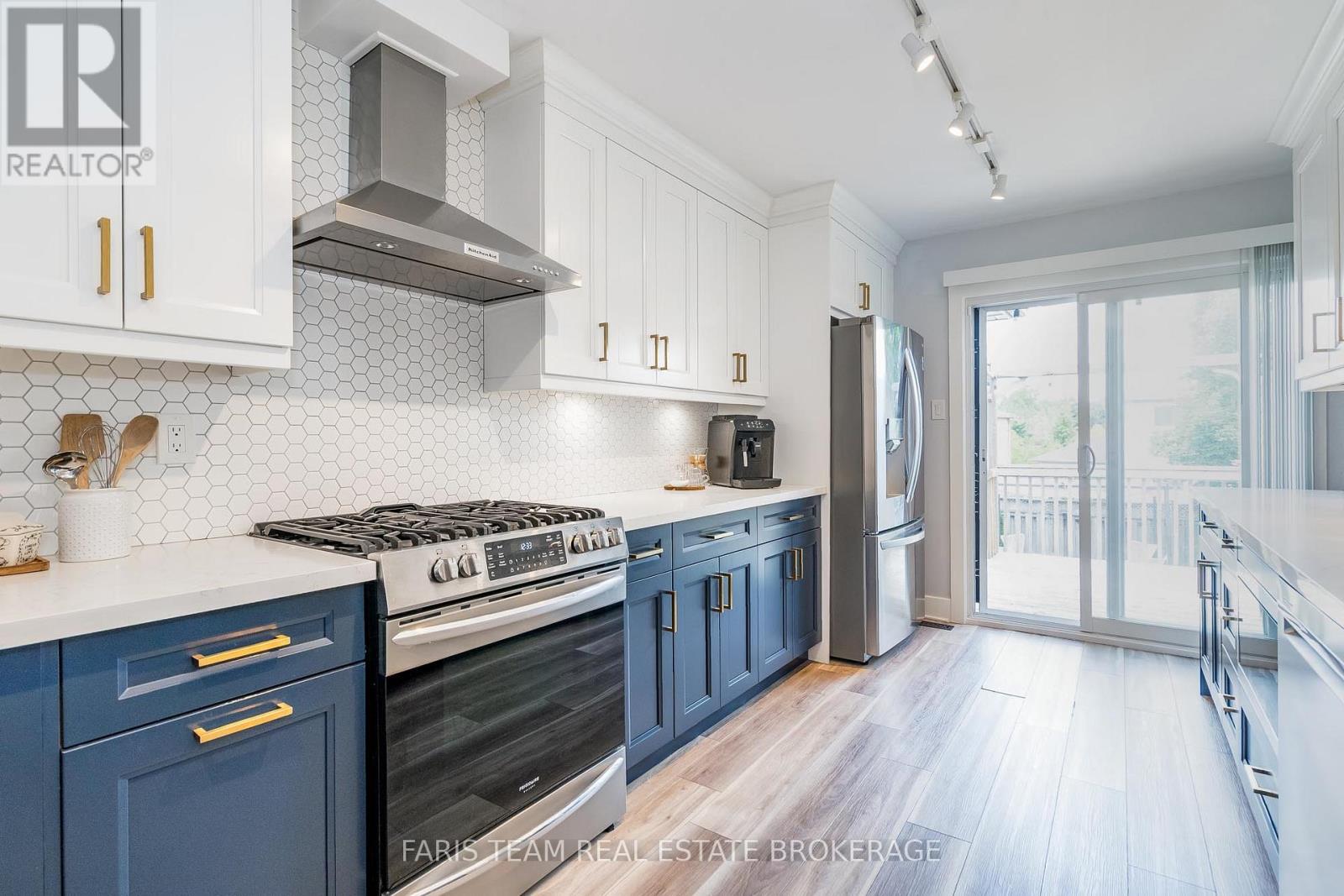 Photo 17 of 16 Athabaska Road, Barrie ON