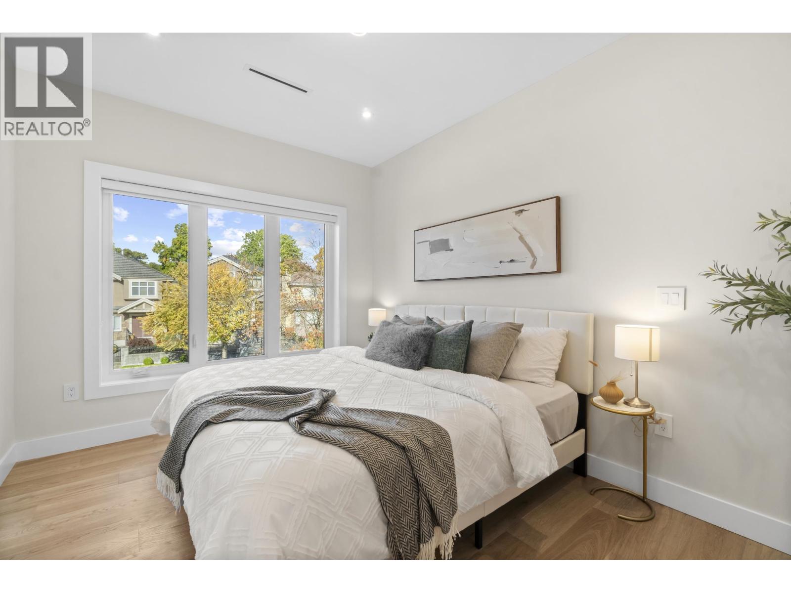 Photo 4 of 40 E 46 Avenue, Vancouver BC