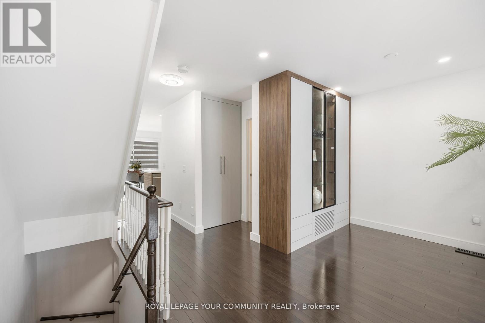 Photo 11 of 17 3020 Cedarglen Gate, Mississauga ON