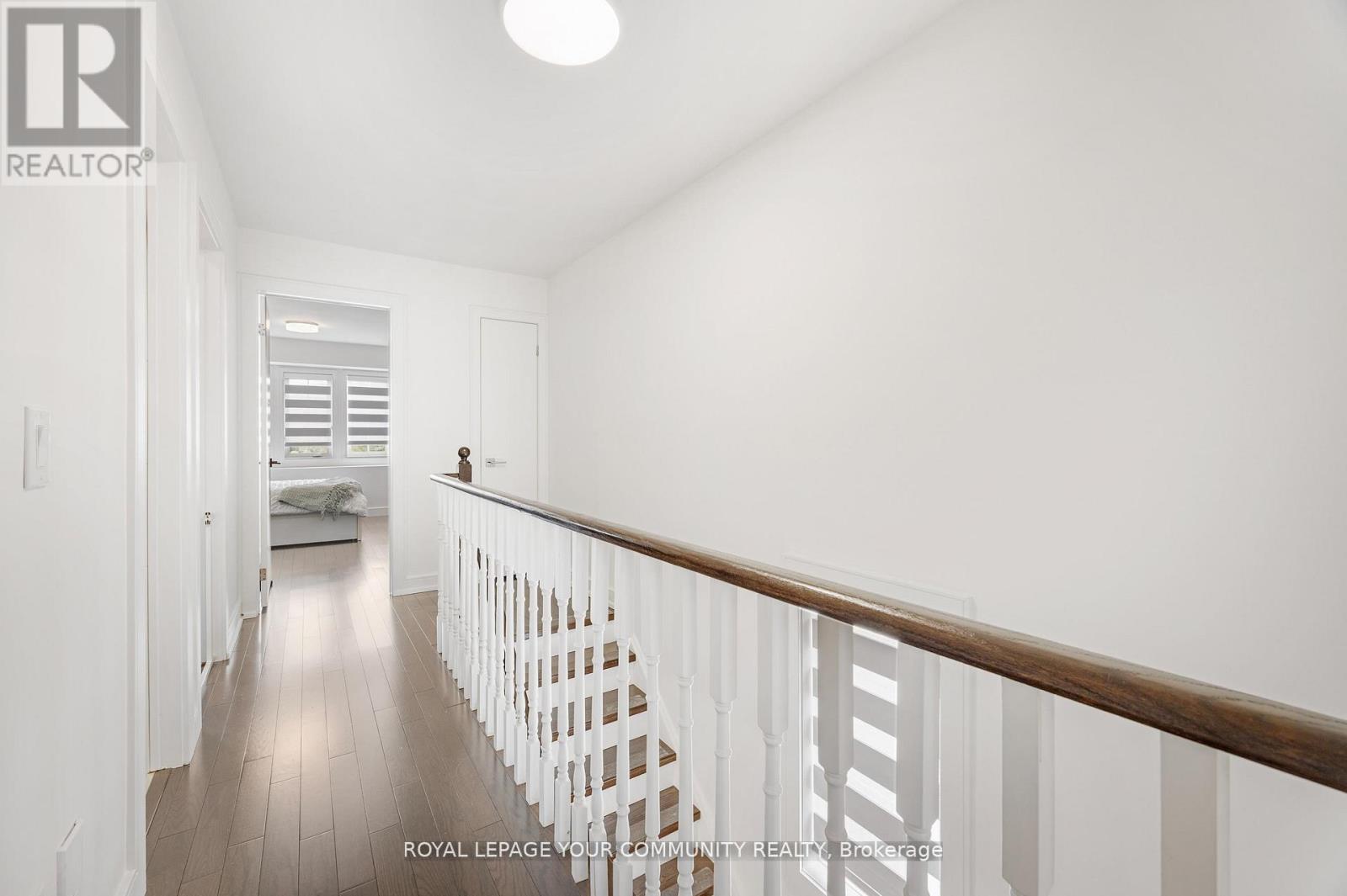 Photo 8 of 17 3020 Cedarglen Gate, Mississauga ON