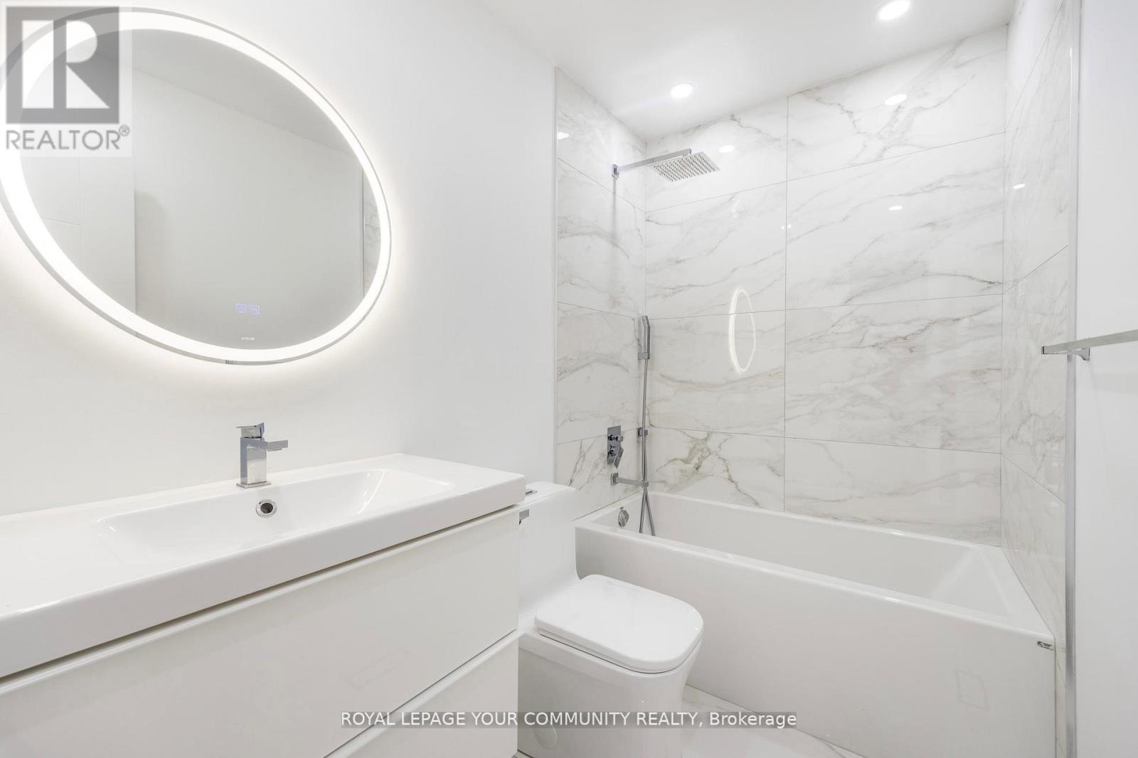 Photo 12 of 17 3020 Cedarglen Gate, Mississauga ON