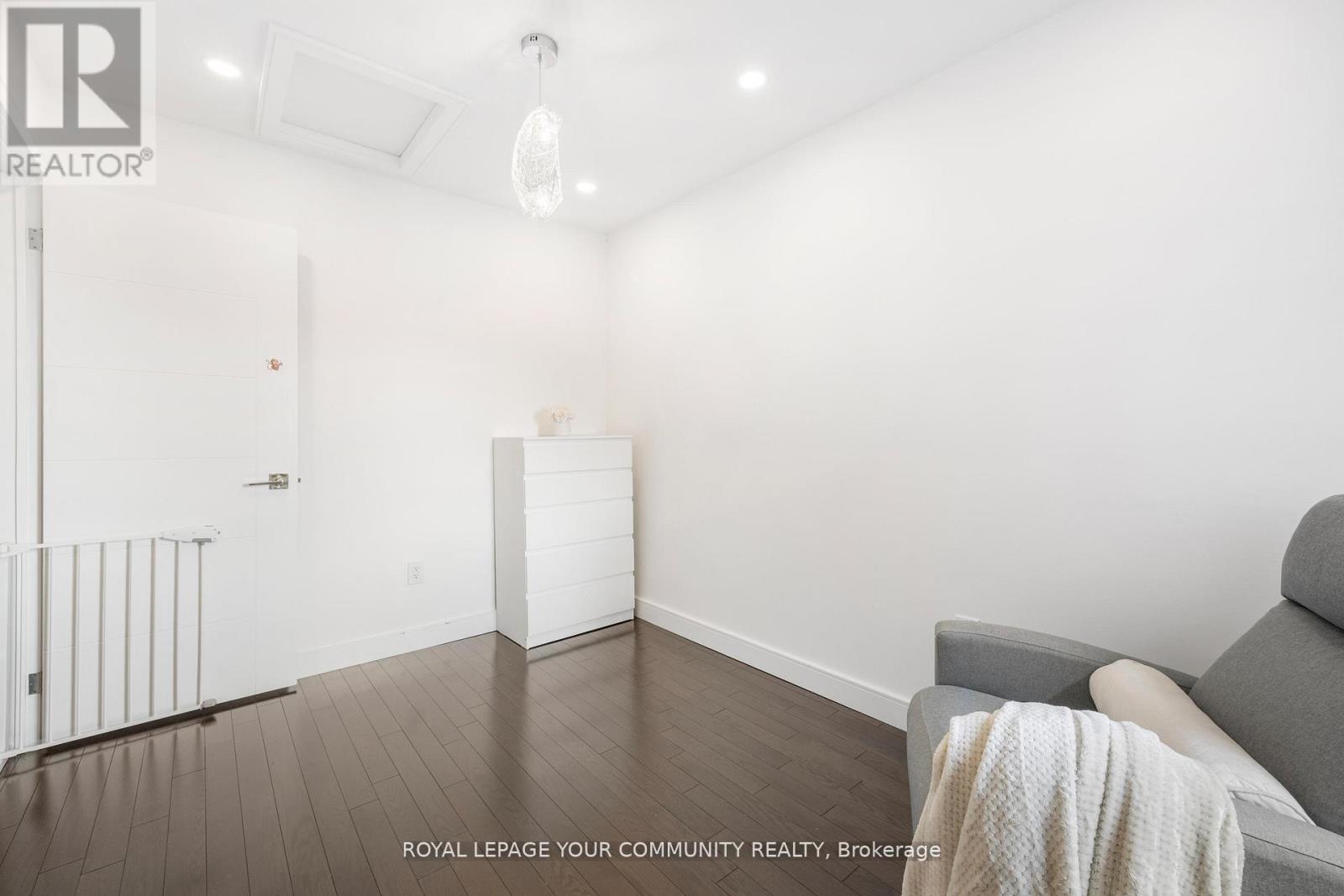 Photo 14 of 17 3020 Cedarglen Gate, Mississauga ON