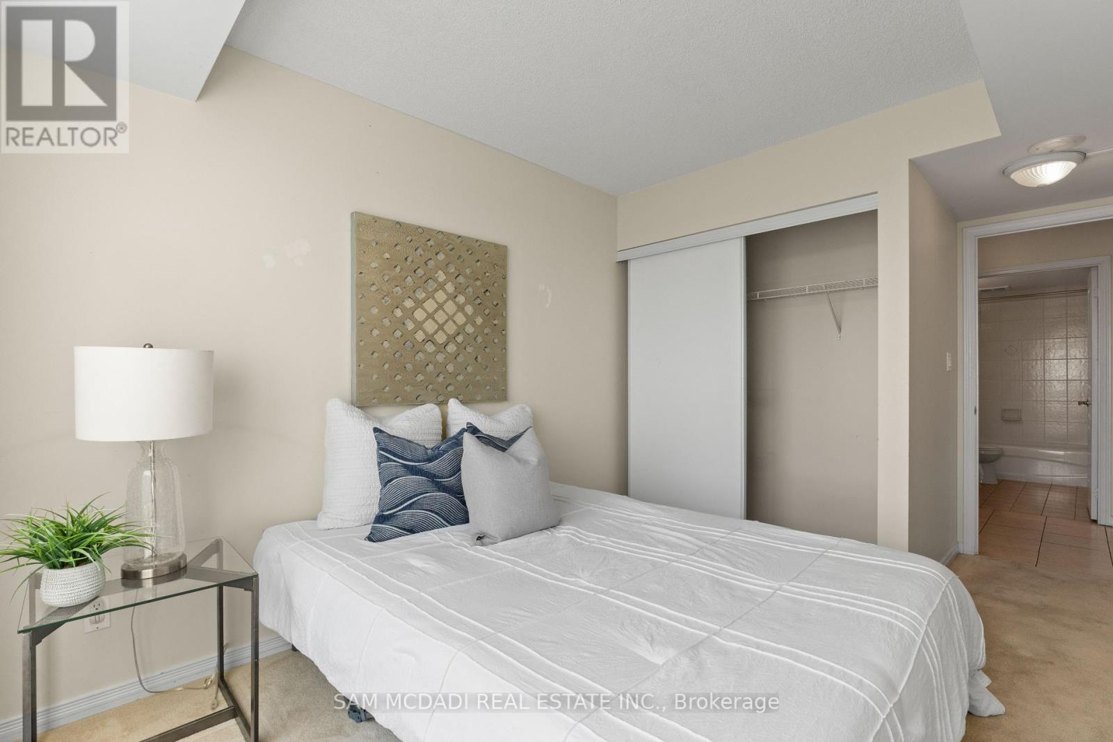 Photo 8 of 1608 4879 Kimbermount Avenue, Mississauga ON