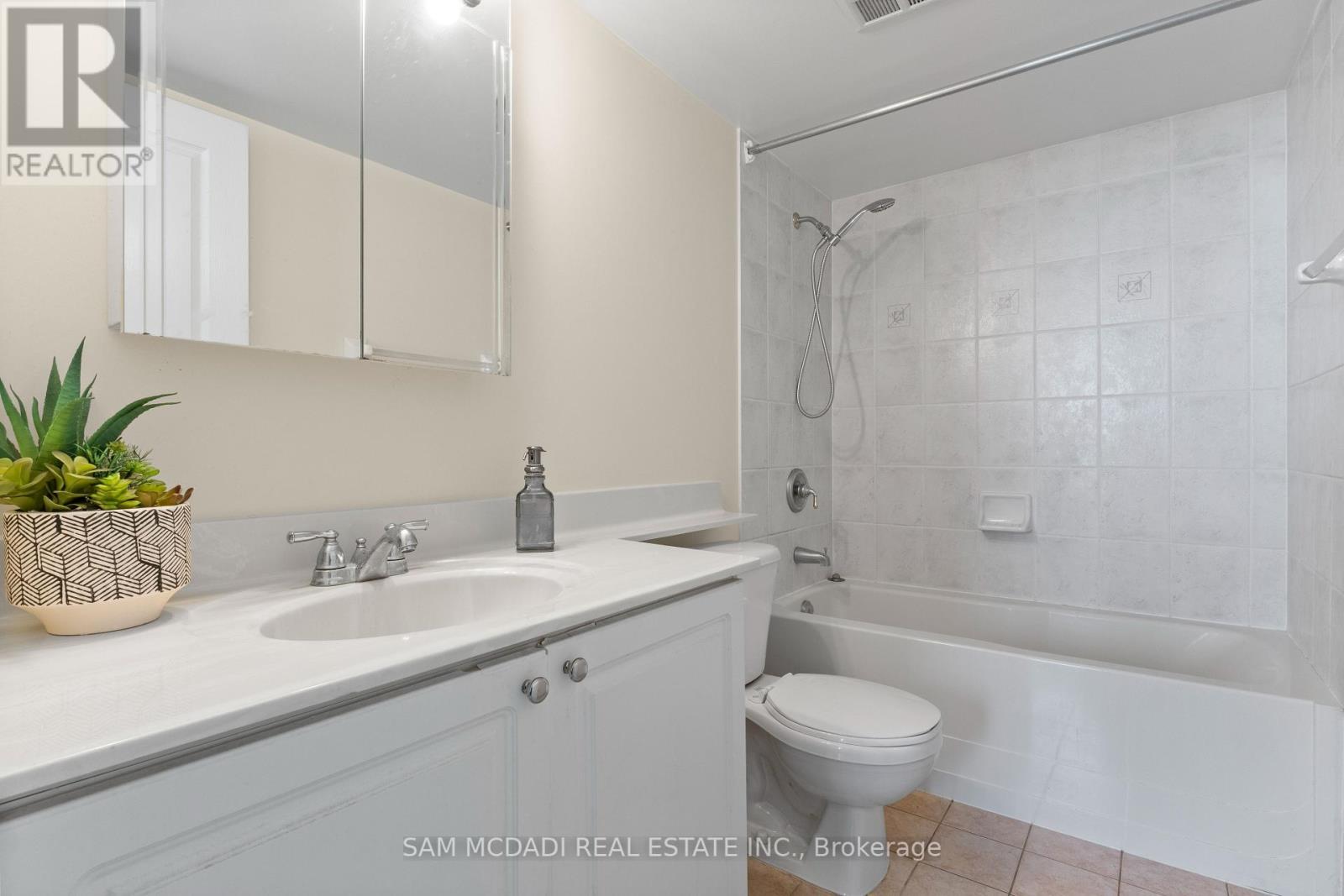 Photo 31 of 1608 4879 Kimbermount Avenue, Mississauga ON