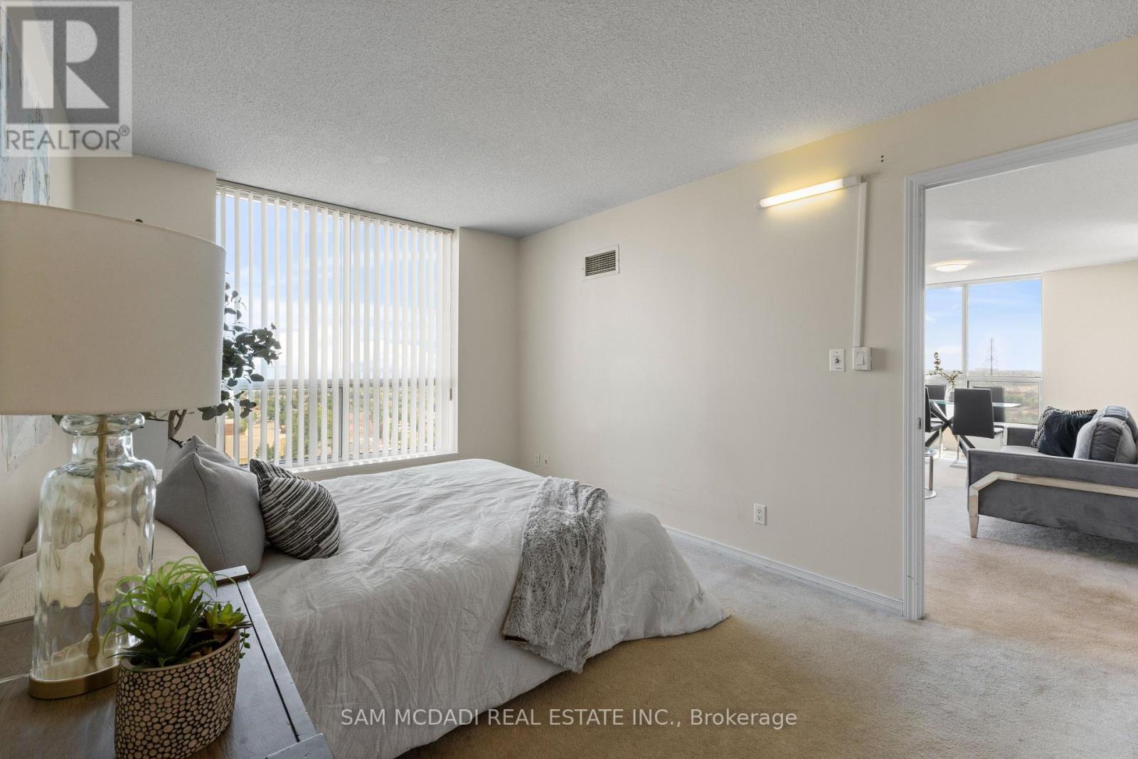 Photo 1 of 1608 4879 Kimbermount Avenue, Mississauga ON