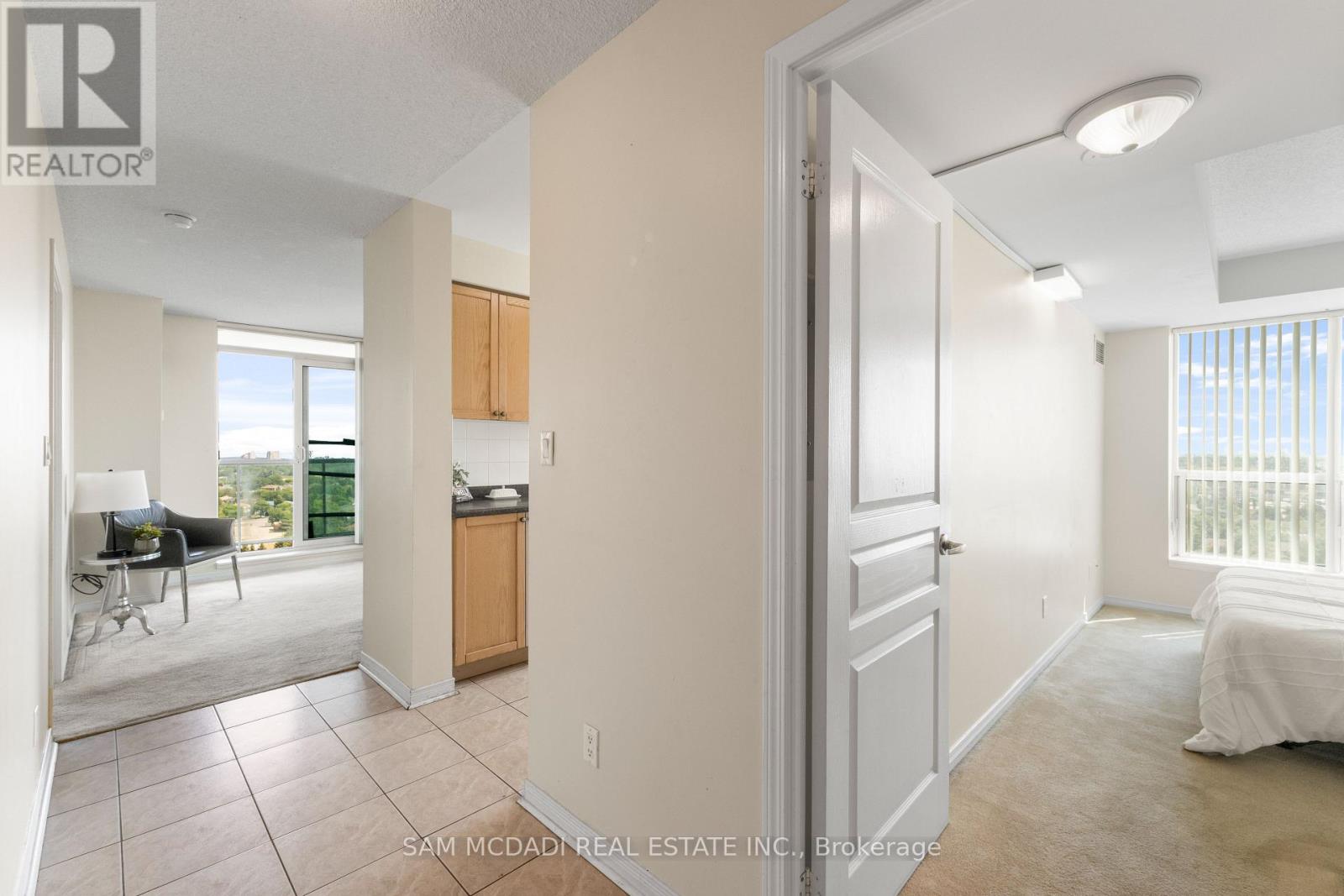 Photo 4 of 1608 4879 Kimbermount Avenue, Mississauga ON