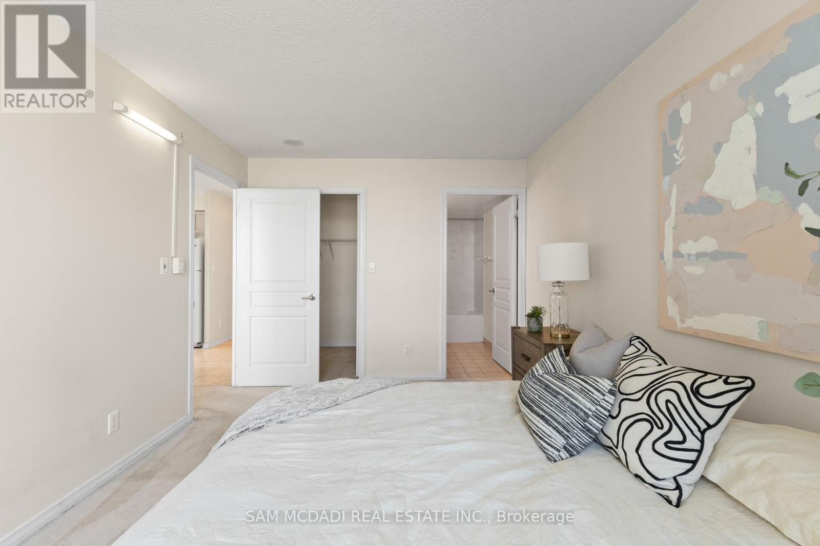 Photo 11 of 1608 4879 Kimbermount Avenue, Mississauga ON
