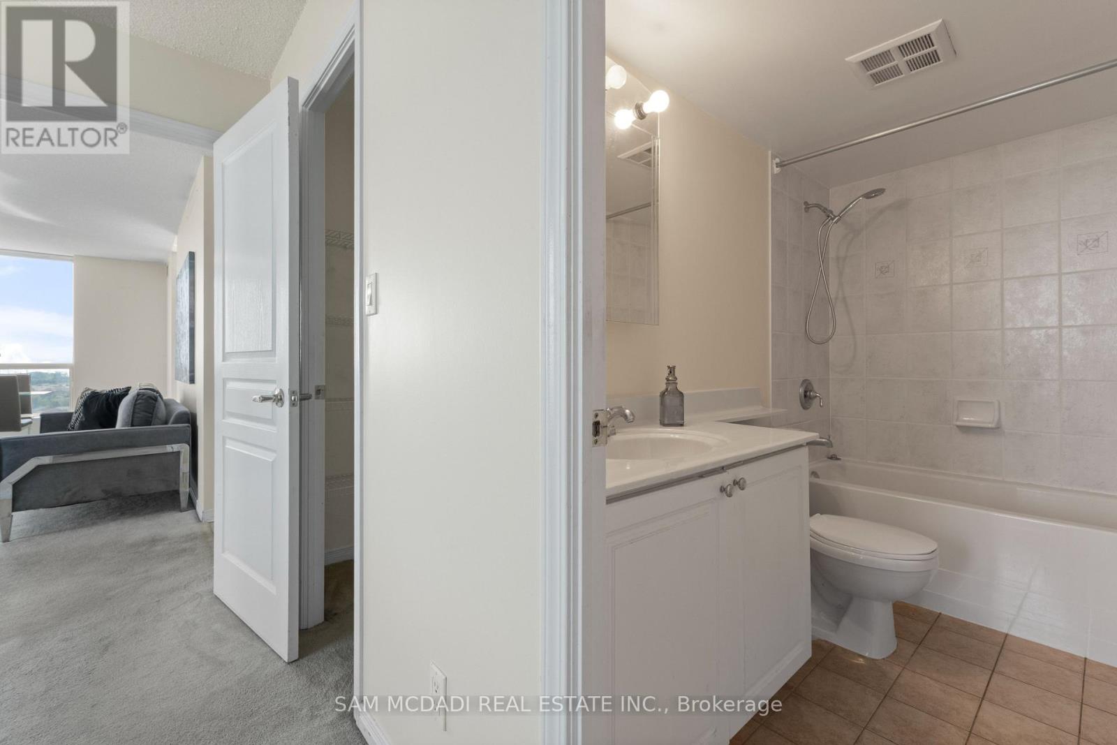 Photo 33 of 1608 4879 Kimbermount Avenue, Mississauga ON