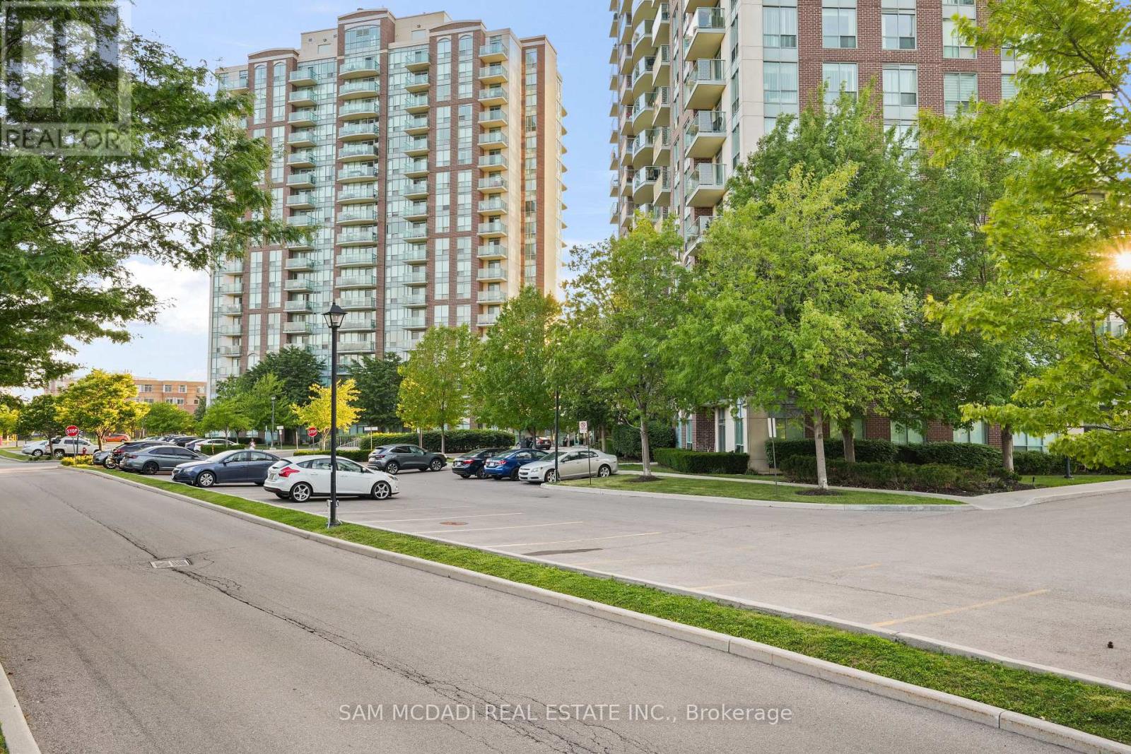Photo 13 of 1608 4879 Kimbermount Avenue, Mississauga ON