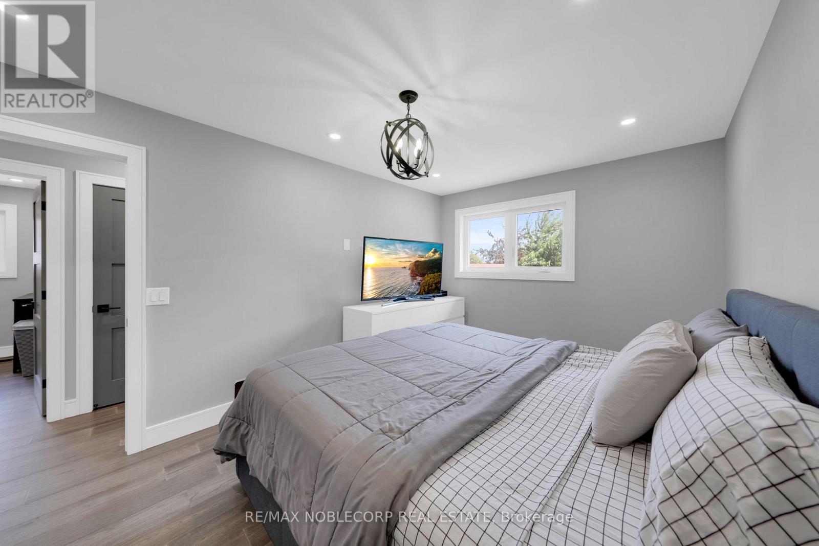 Photo 3 of 2515 Hensall Street, Mississauga ON