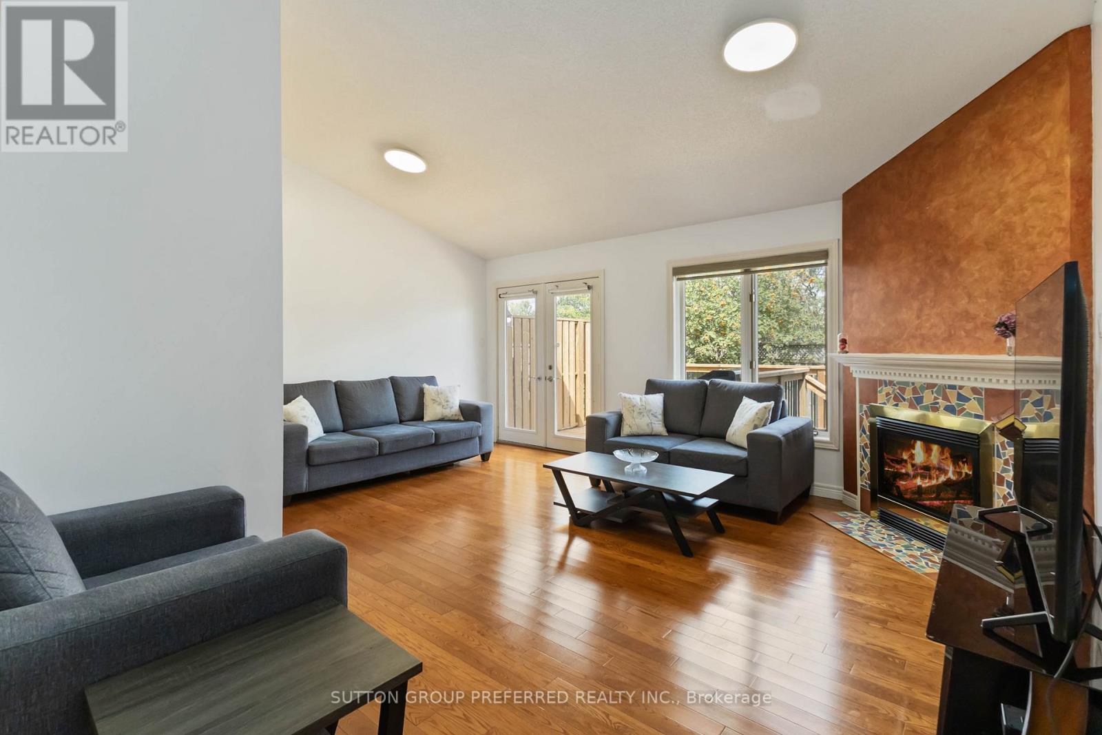 Photo 34 of 2 617 Wharncliffe Road S, London South ON