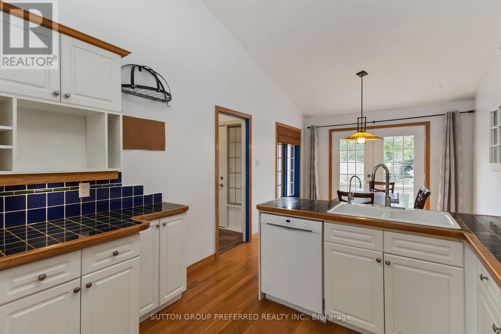 Photo 10 of 2 617 Wharncliffe Road S, London South ON