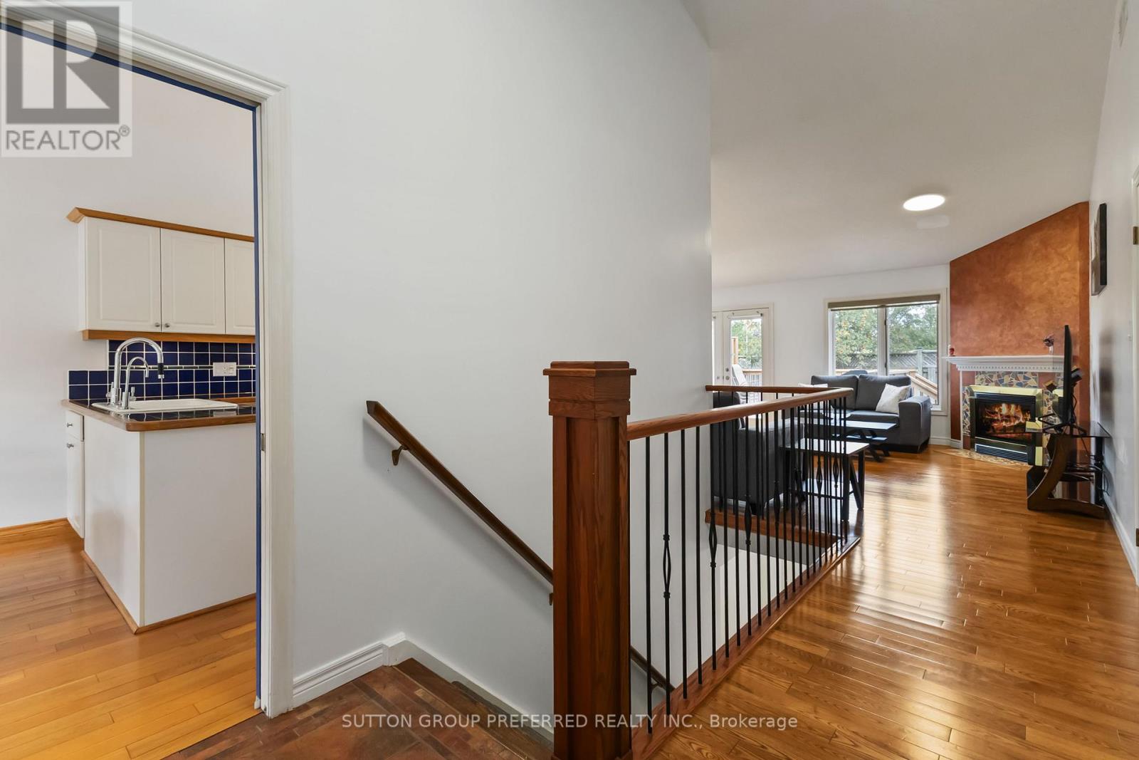 Photo 2 of 2 617 Wharncliffe Road S, London South ON