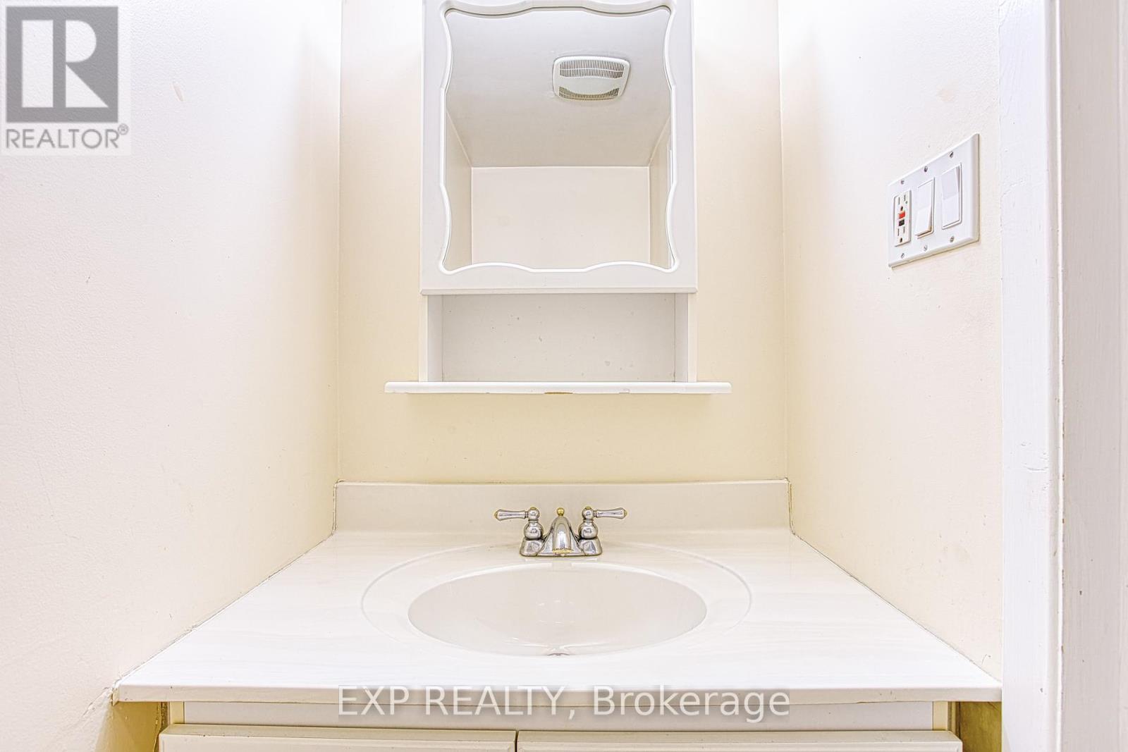 Photo 25 of 37 151 Gateshead Crescent, Hamilton ON