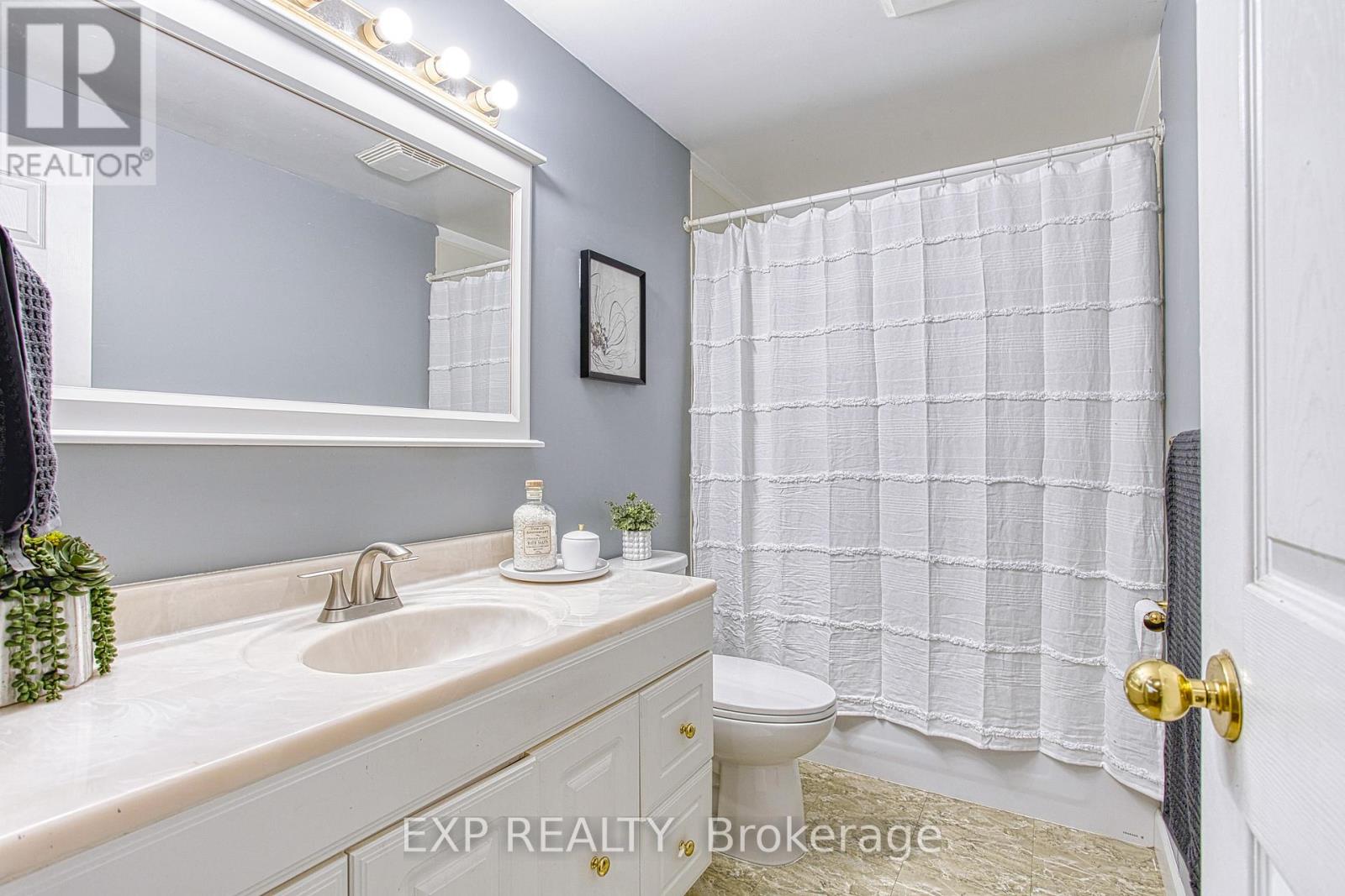 Photo 13 of 37 151 Gateshead Crescent, Hamilton ON