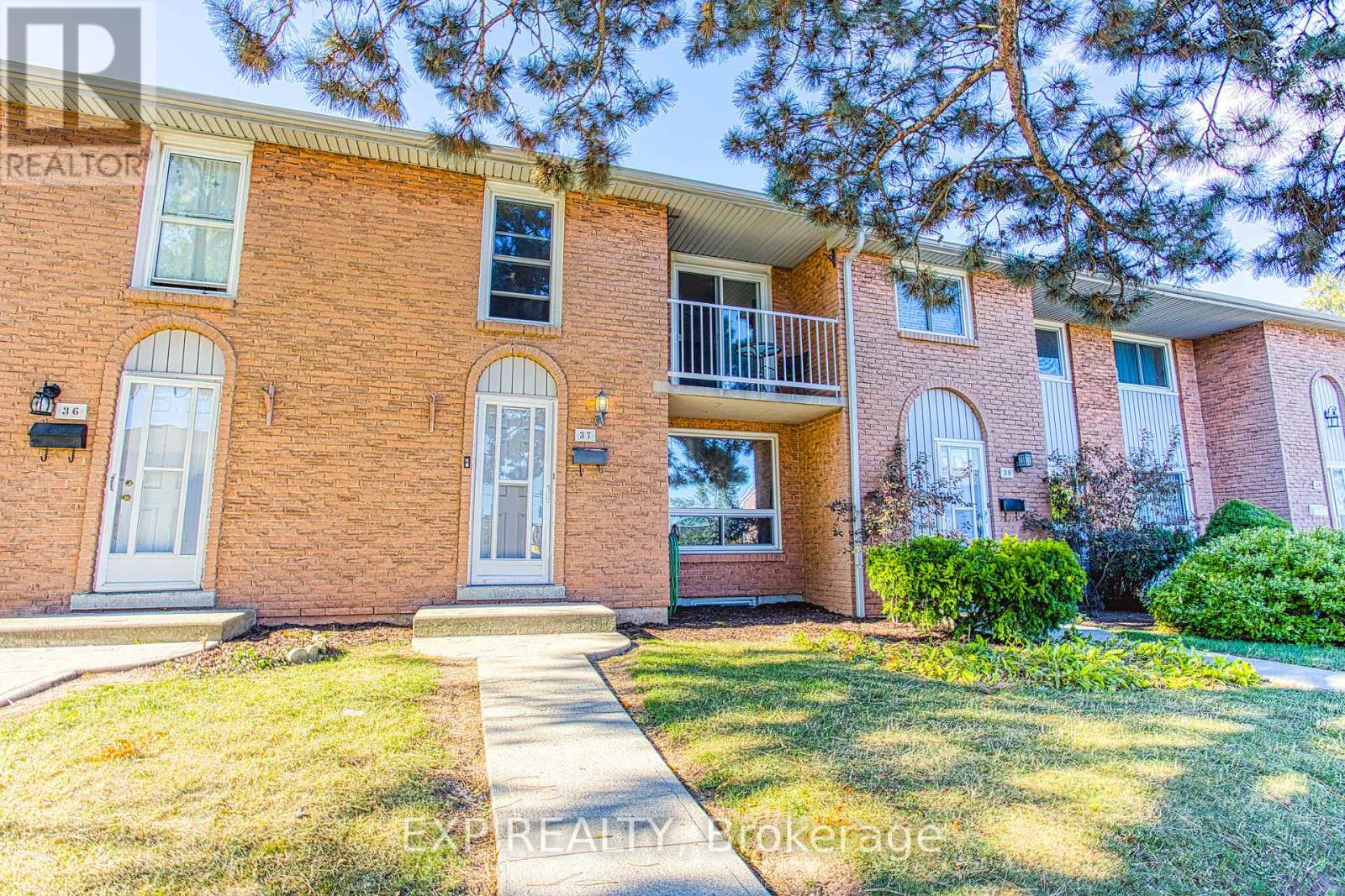 Photo 9 of 37 151 Gateshead Crescent, Hamilton ON