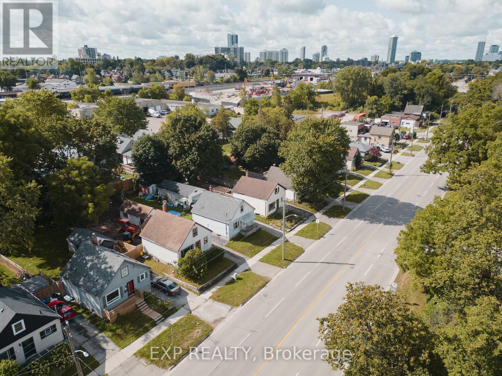 Photo 12 of 563 Wellington Street N, Kitchener ON