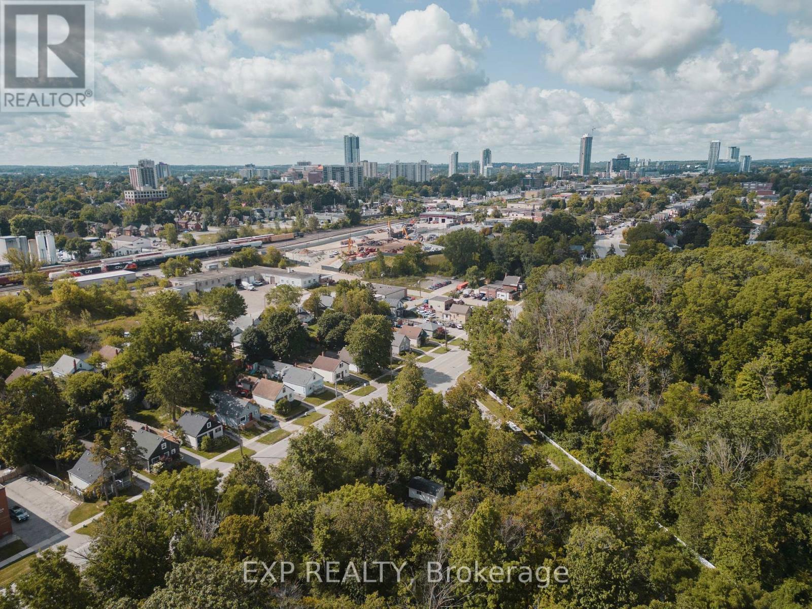 Photo 9 of 563 Wellington Street N, Kitchener ON