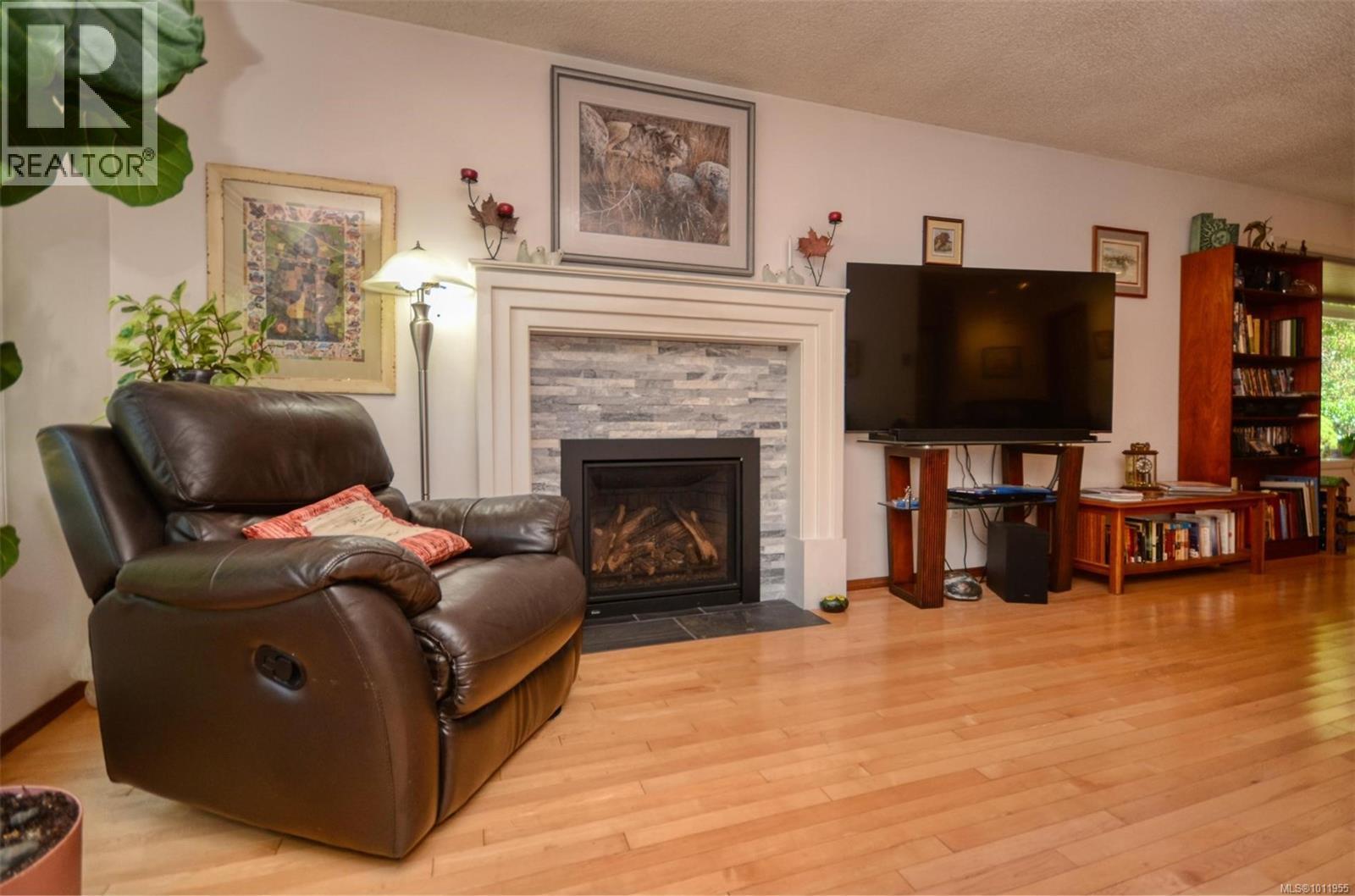 Photo 11 of 10561 Mcdonald Park Rd, Sidney BC