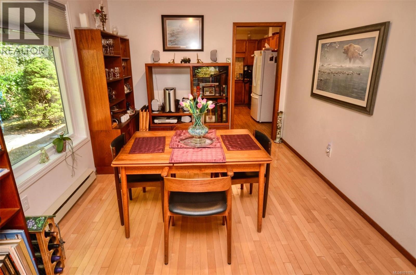 Photo 13 of 10561 Mcdonald Park Rd, Sidney BC