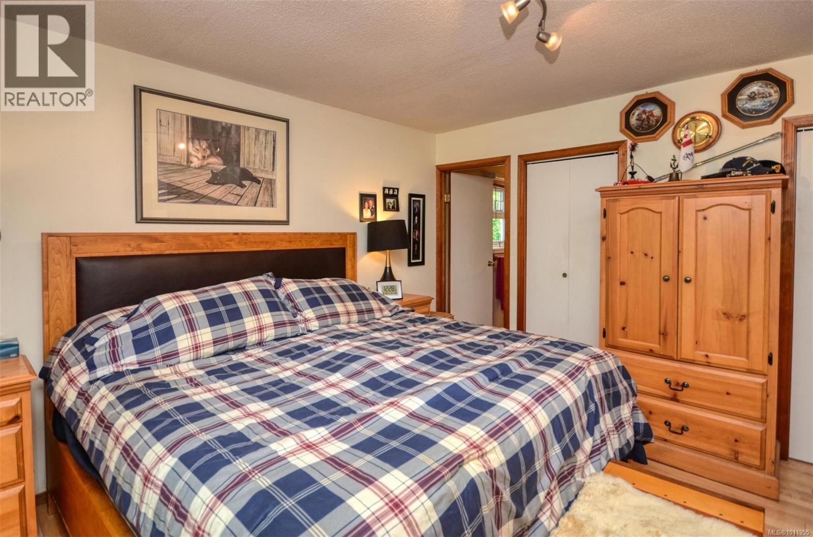 Photo 26 of 10561 Mcdonald Park Rd, Sidney BC