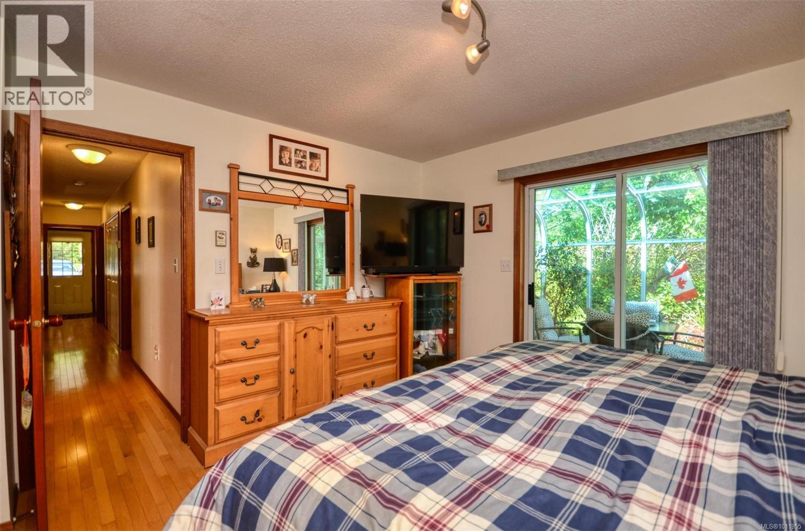 Photo 27 of 10561 Mcdonald Park Rd, Sidney BC