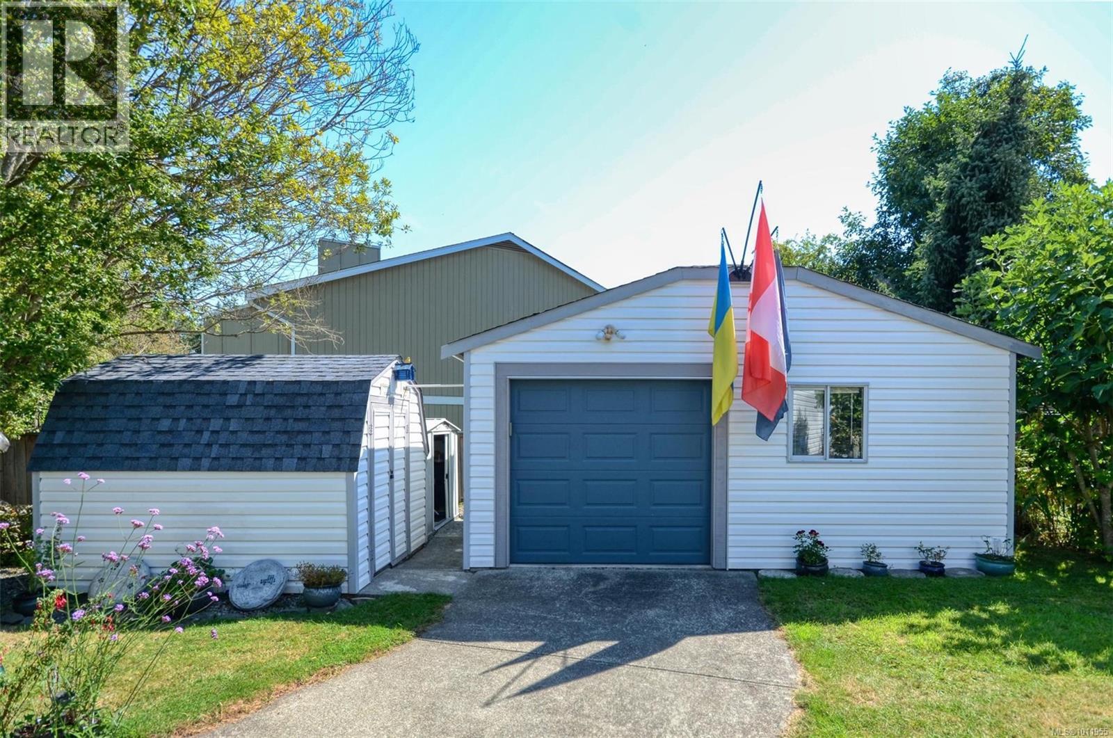 Photo 3 of 10561 Mcdonald Park Rd, Sidney BC