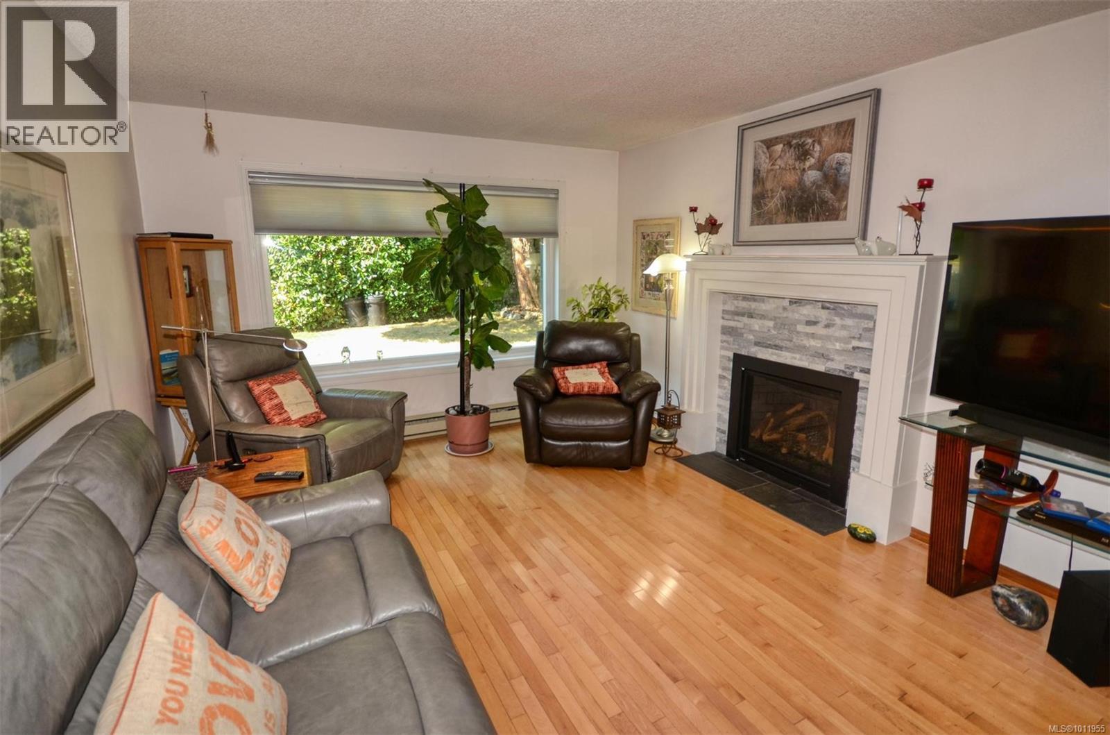 Photo 5 of 10561 Mcdonald Park Rd, Sidney BC