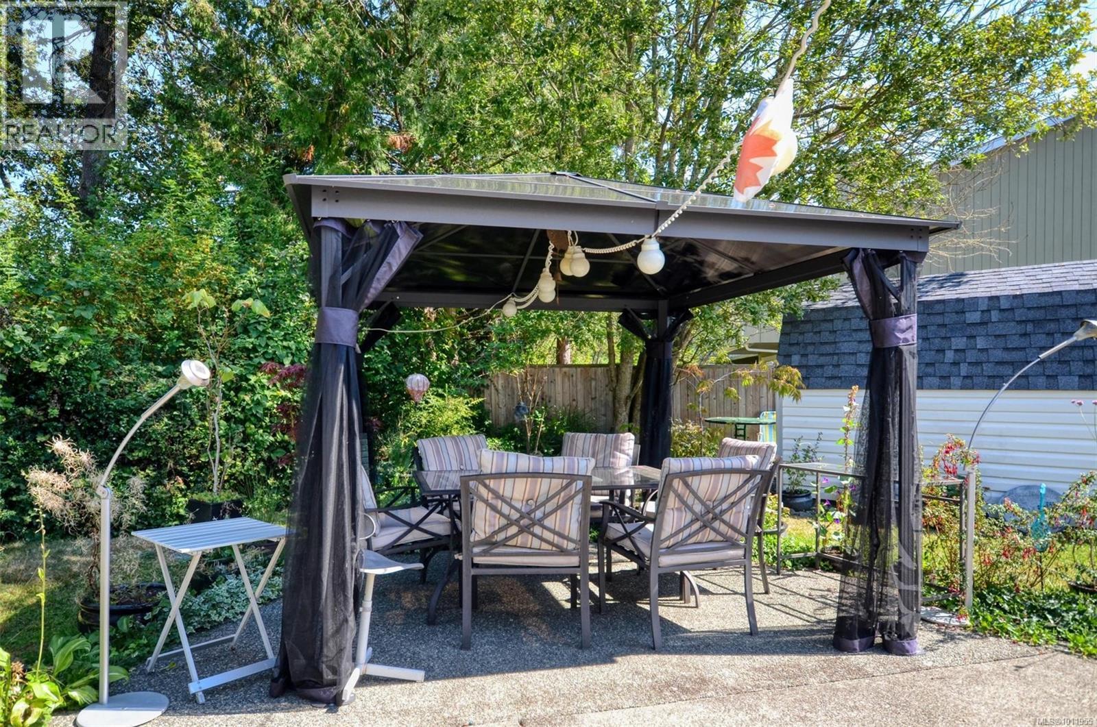 Photo 6 of 10561 Mcdonald Park Rd, Sidney BC