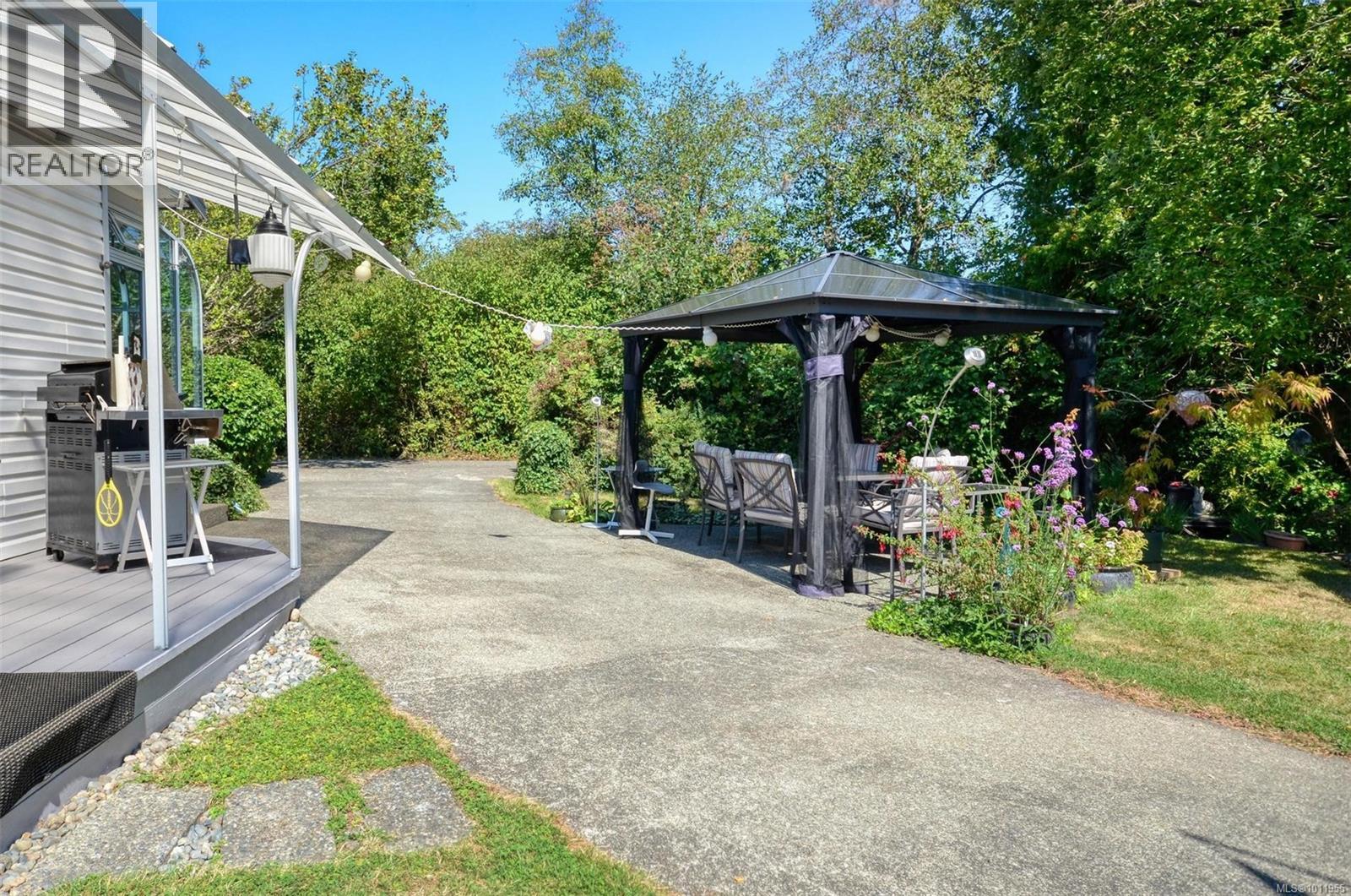 Photo 7 of 10561 Mcdonald Park Rd, Sidney BC