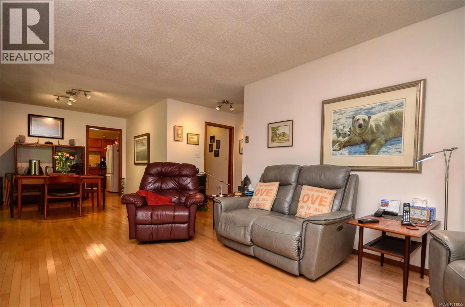 Photo 9 of 10561 Mcdonald Park Rd, Sidney BC