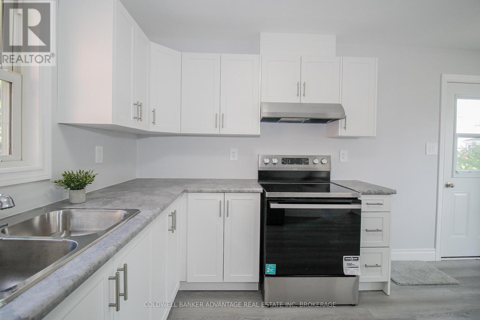 Photo 37 of 28 Myrtle Avenue, Welland ON