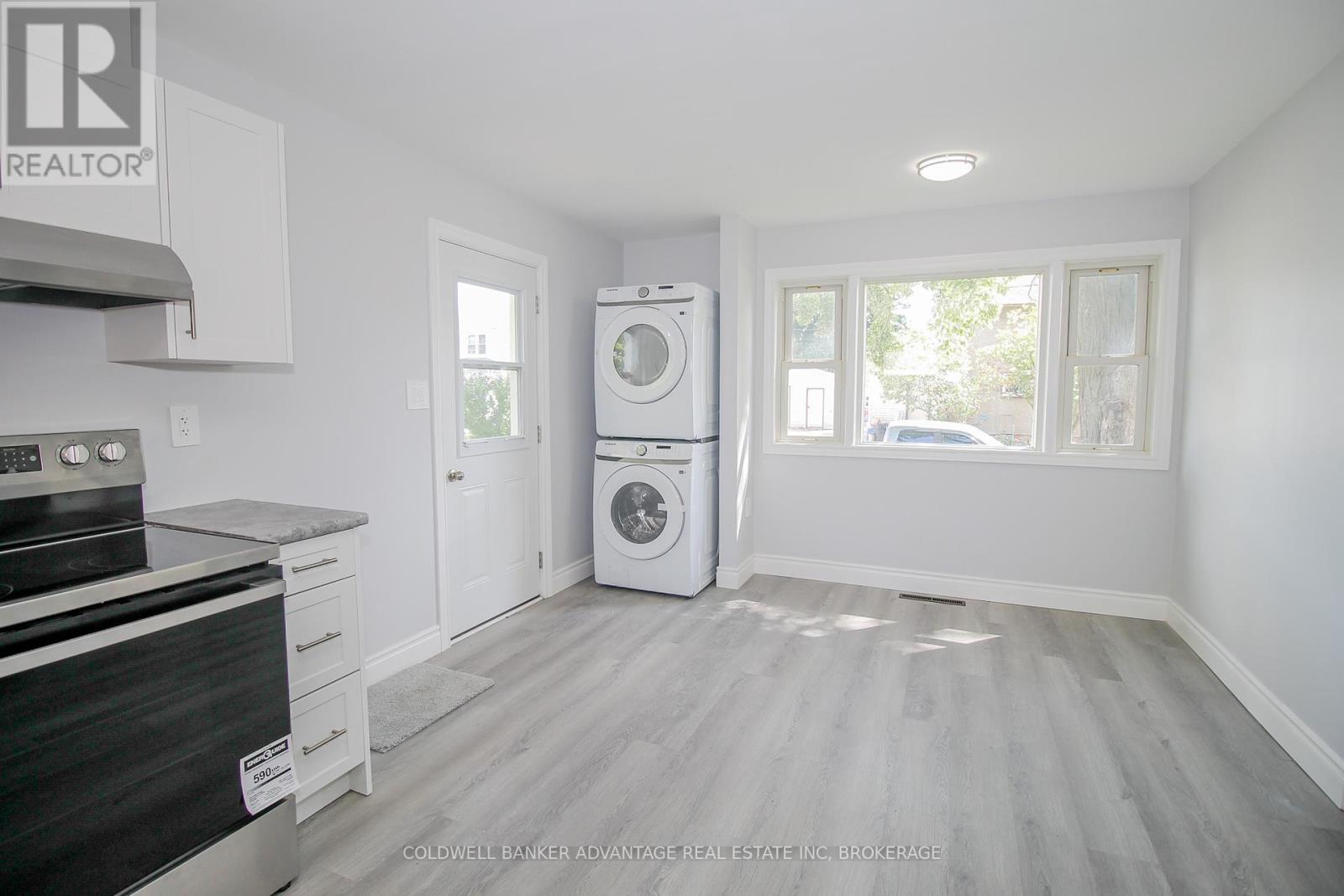 Photo 7 of 28 Myrtle Avenue, Welland ON