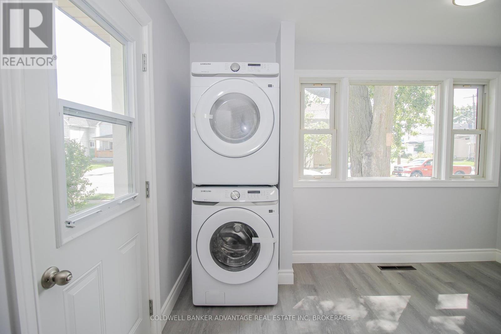 Photo 10 of 28 Myrtle Avenue, Welland ON