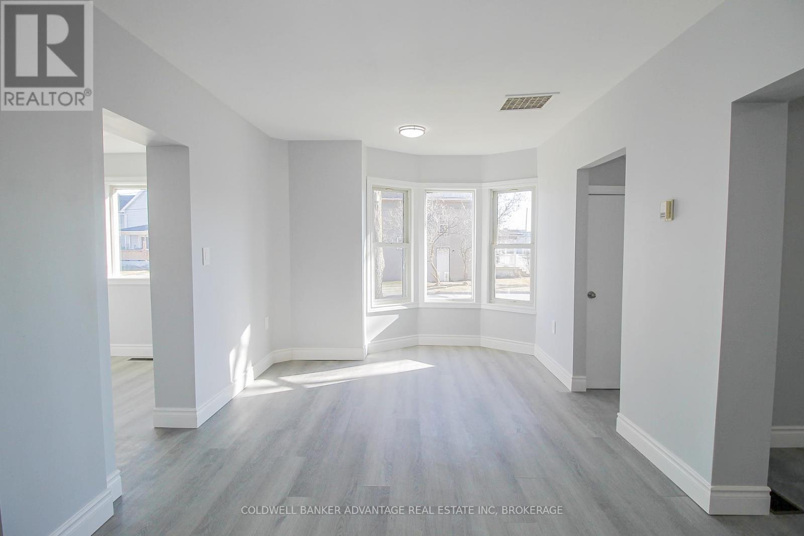 Photo 8 of 28 Myrtle Avenue, Welland ON
