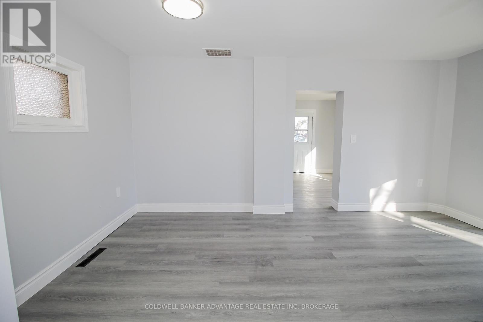 Photo 11 of 28 Myrtle Avenue, Welland ON