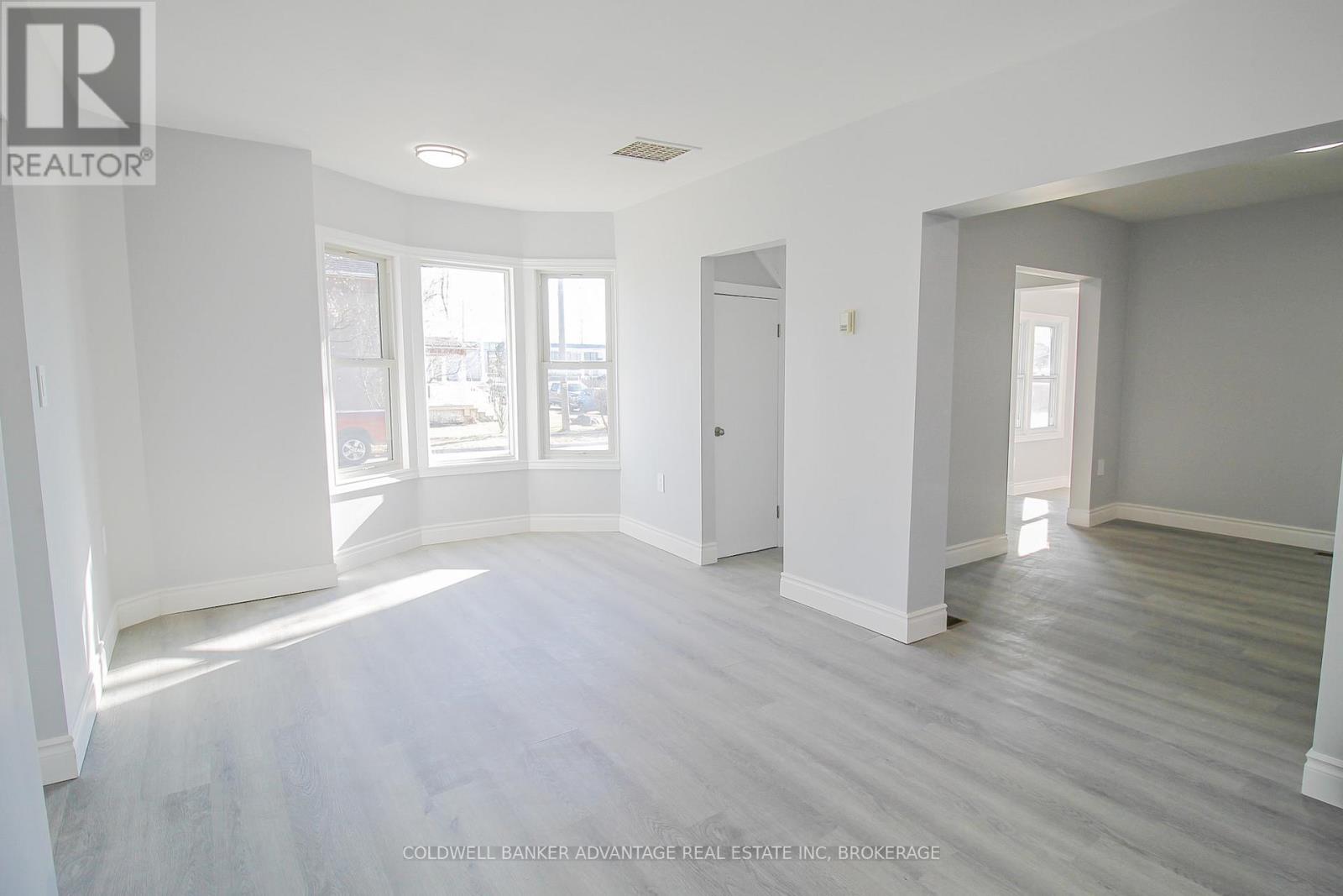 Photo 2 of 28 Myrtle Avenue, Welland ON