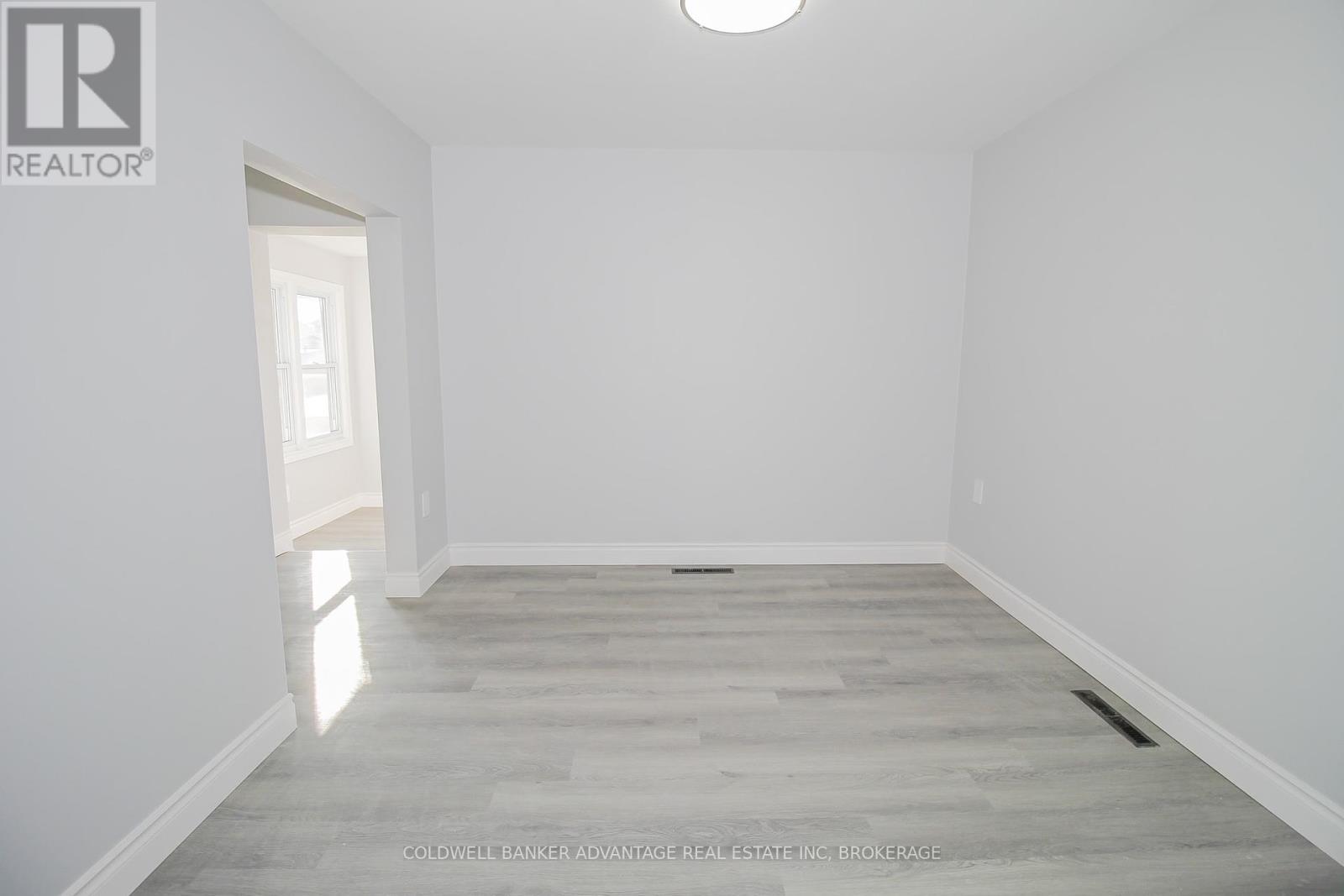 Photo 9 of 28 Myrtle Avenue, Welland ON