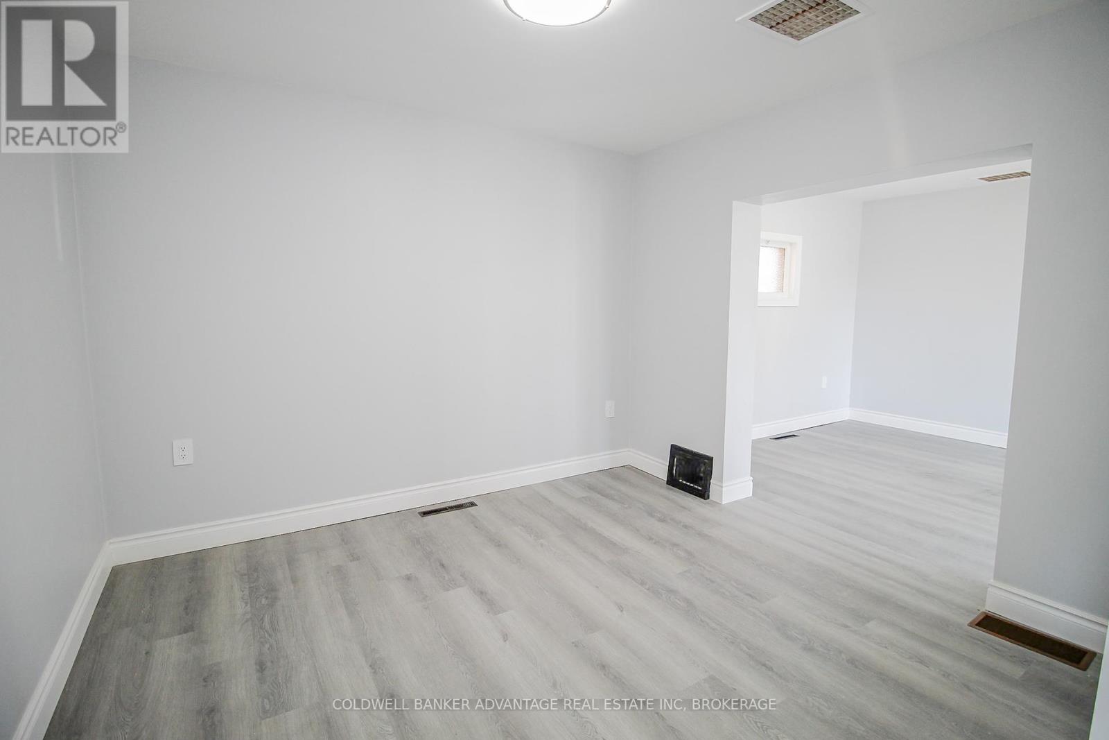 Photo 12 of 28 Myrtle Avenue, Welland ON