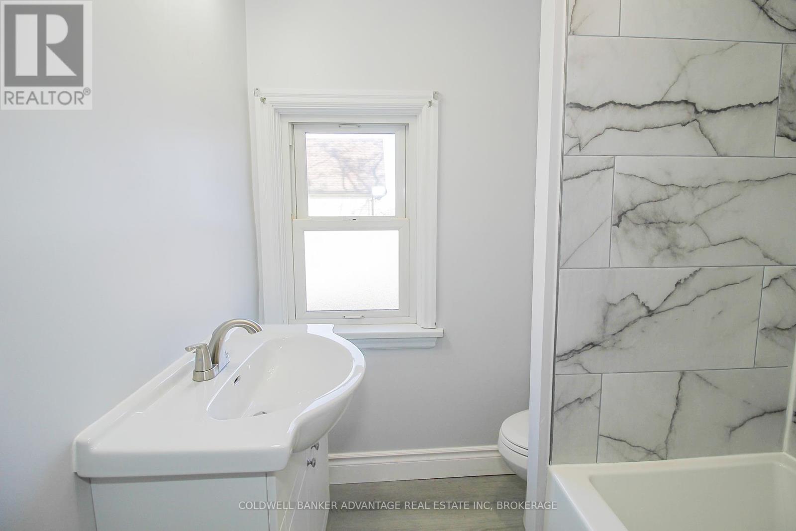 Photo 13 of 28 Myrtle Avenue, Welland ON