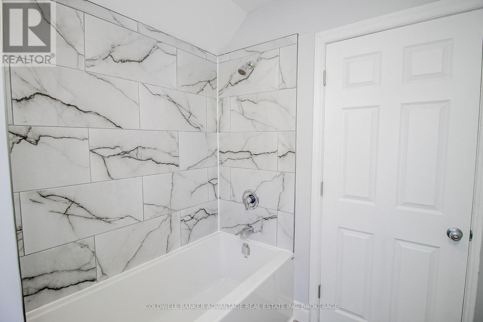 Photo 4 of 28 Myrtle Avenue, Welland ON