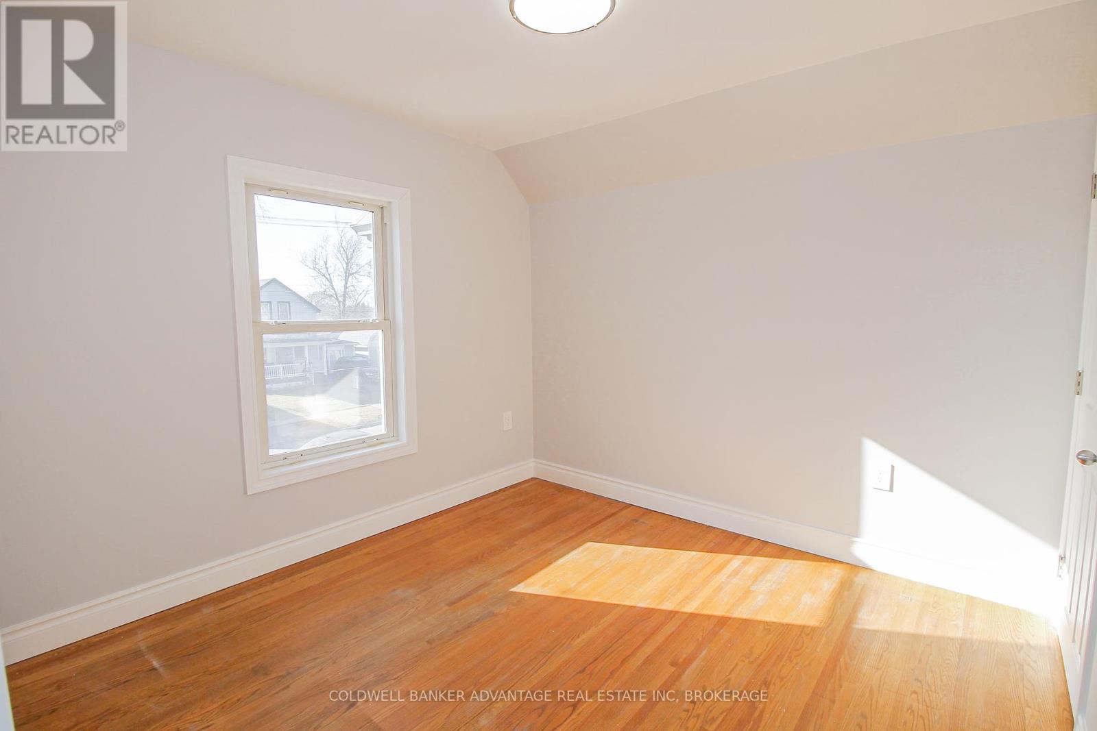 Photo 18 of 28 Myrtle Avenue, Welland ON