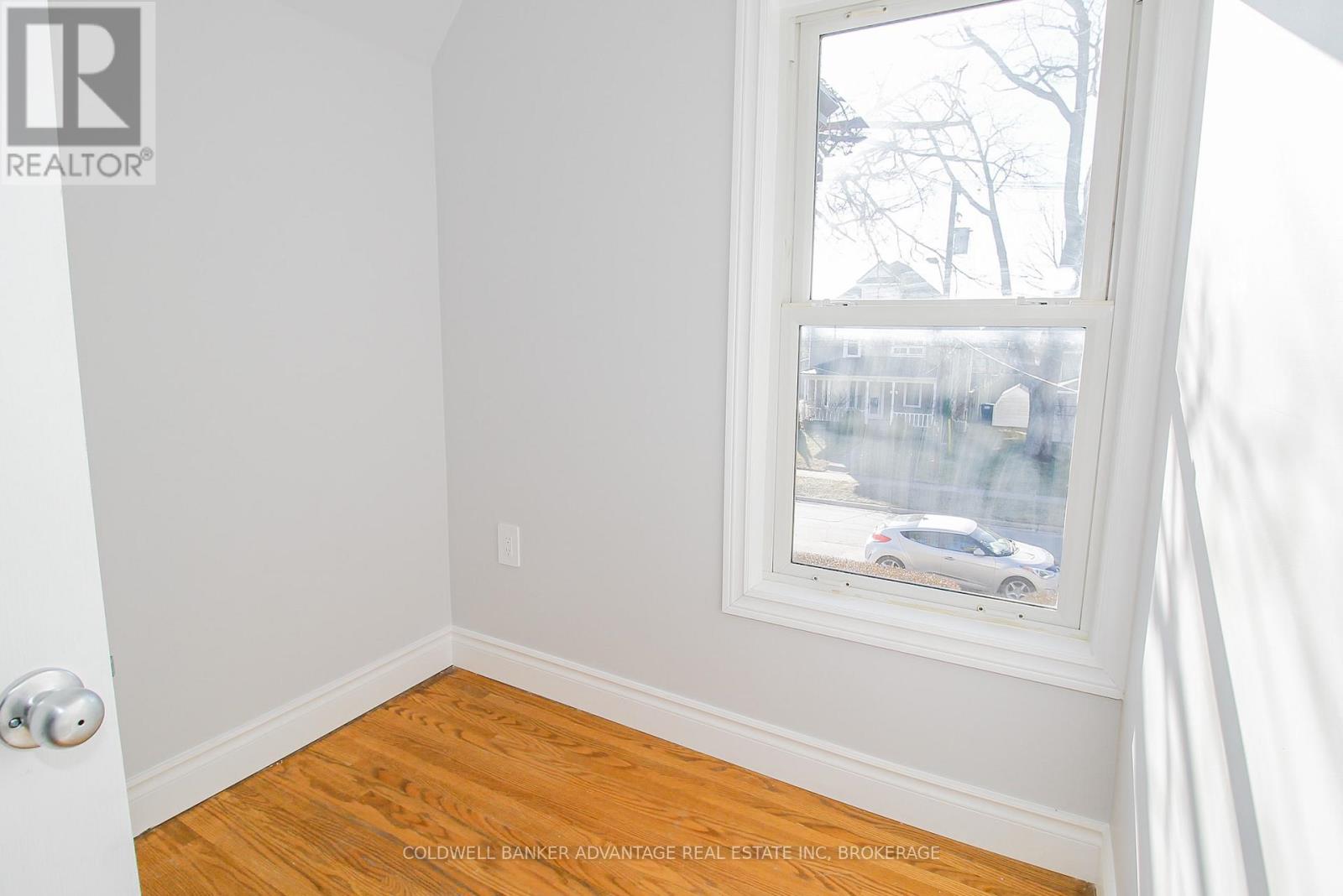 Photo 5 of 28 Myrtle Avenue, Welland ON