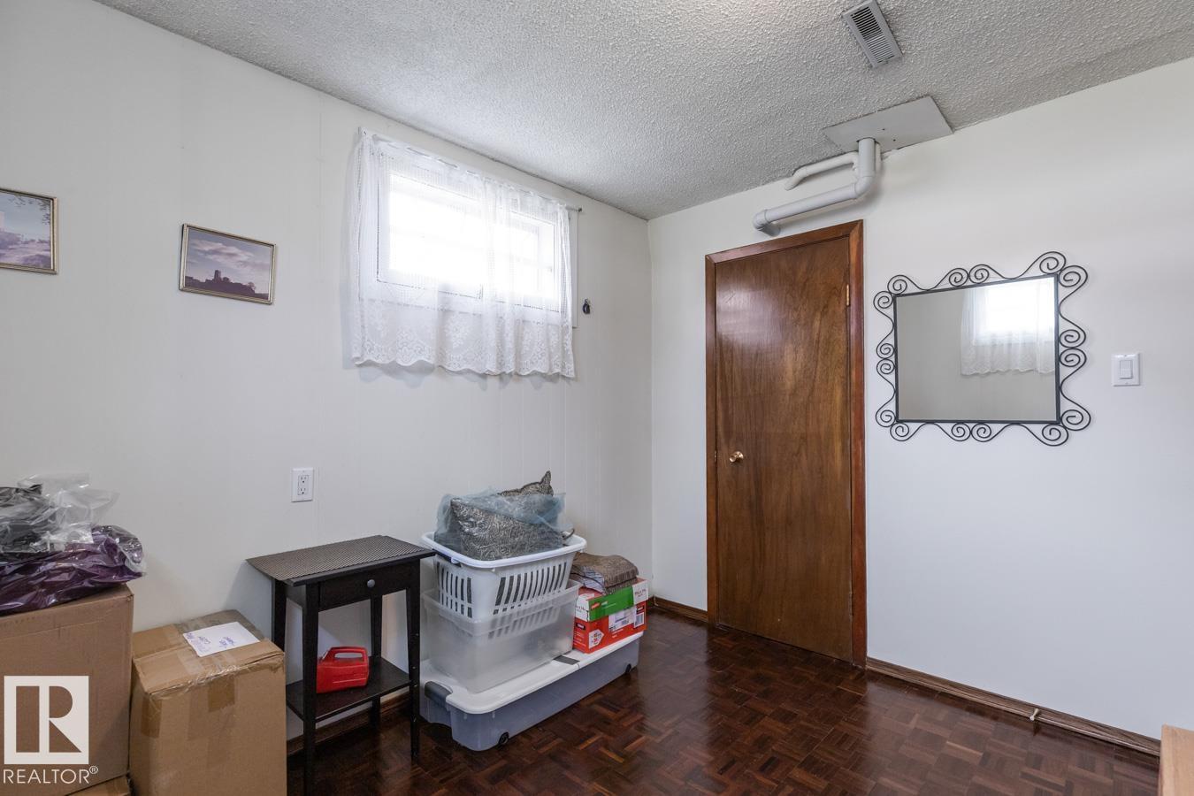 Photo 32 of 12812 95 St Nw, Edmonton AB