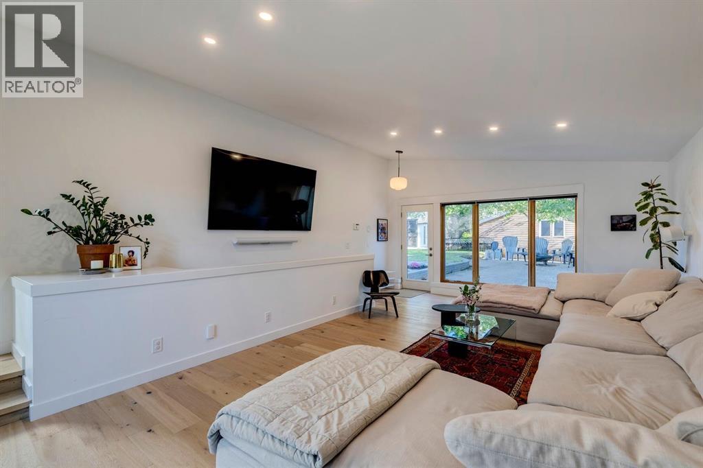 Photo 11 of 1432 Chardie Place Sw, Calgary AB